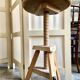 Tabouret tripode à vis en bois clair