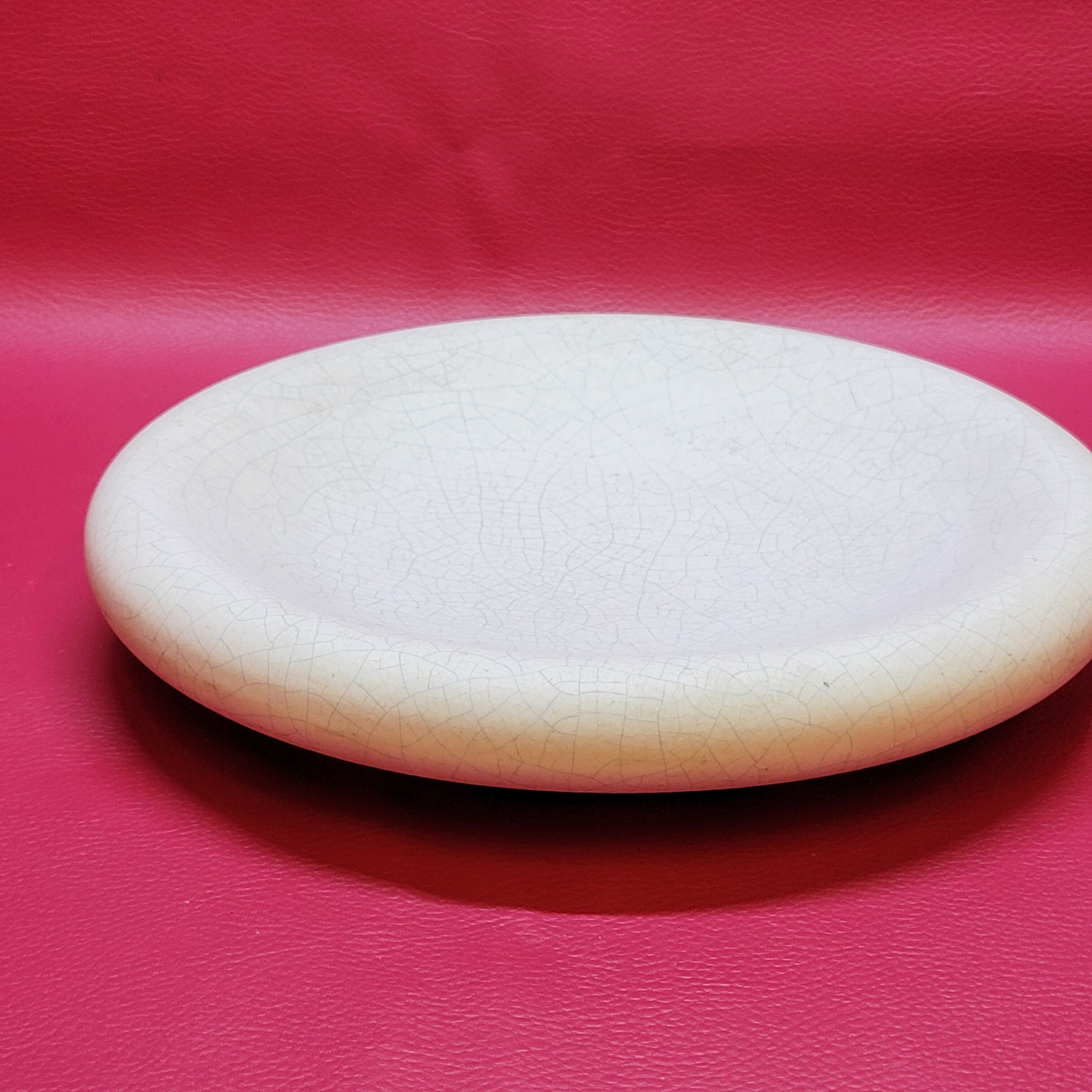 Empty white pocket in cracked ceramic matte François Chatain cup plate