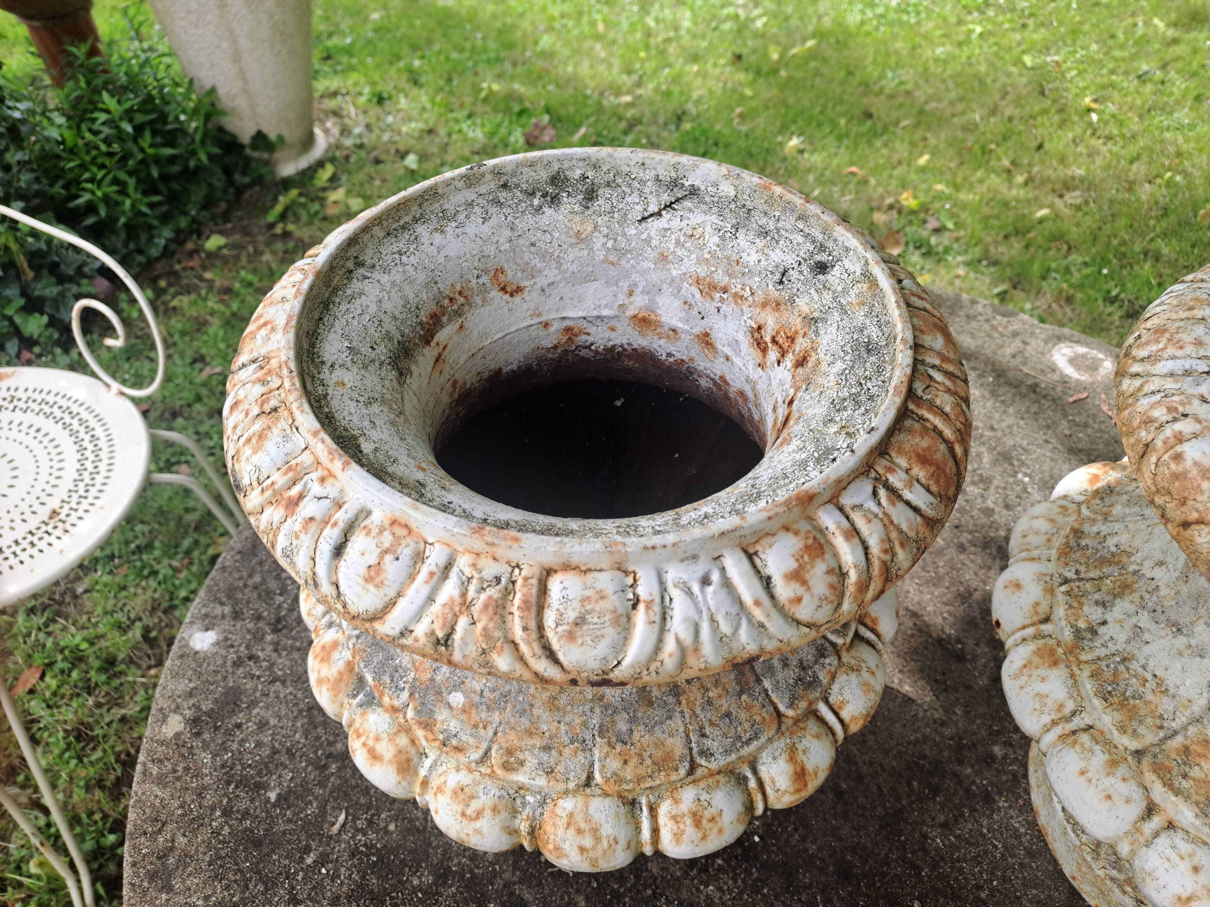 Pair of Médicis planters in cast iron by Godin, 19th century.