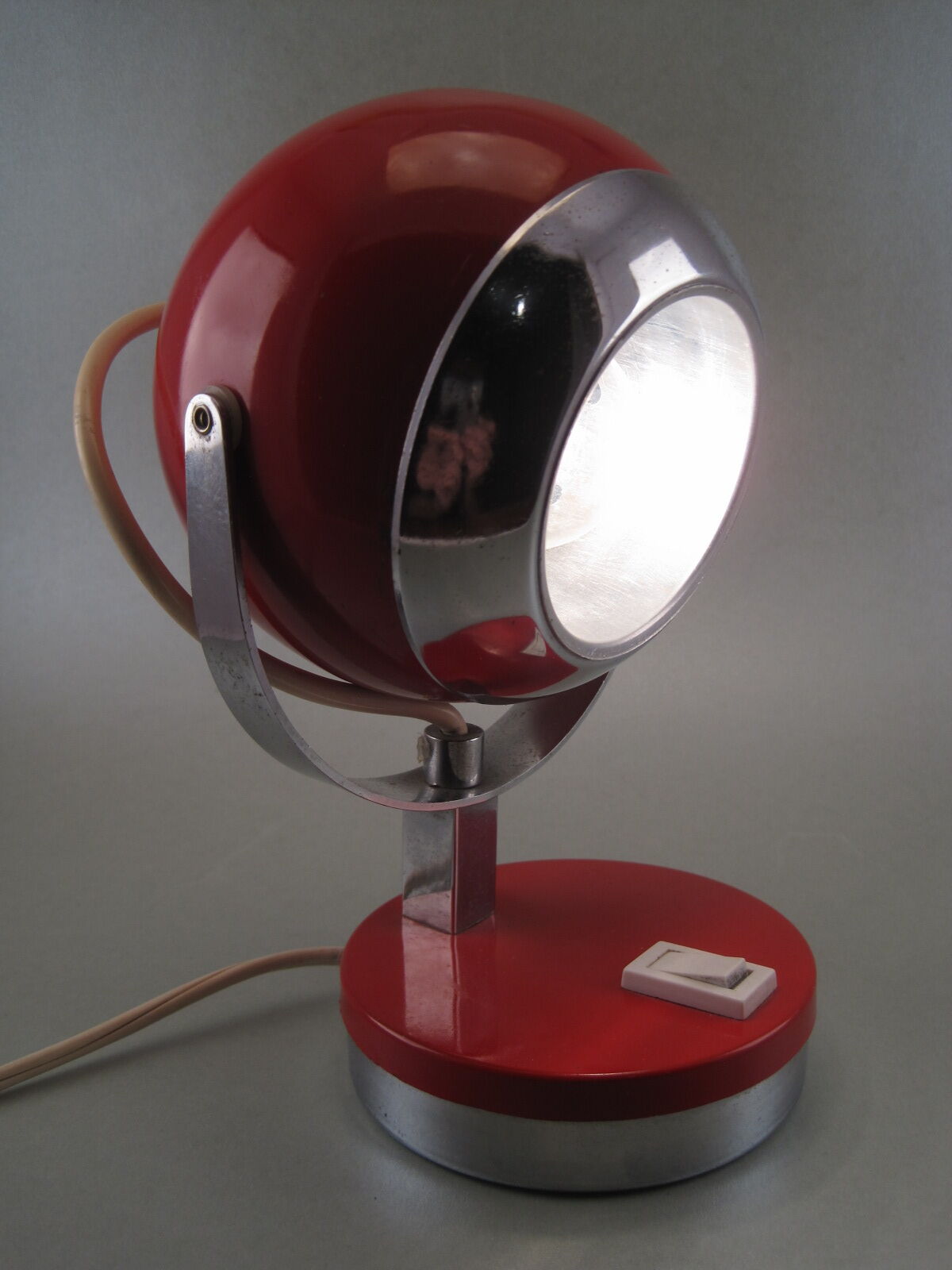 Seventies Space Age Eyeball table lamp in red and chrome laqué metal