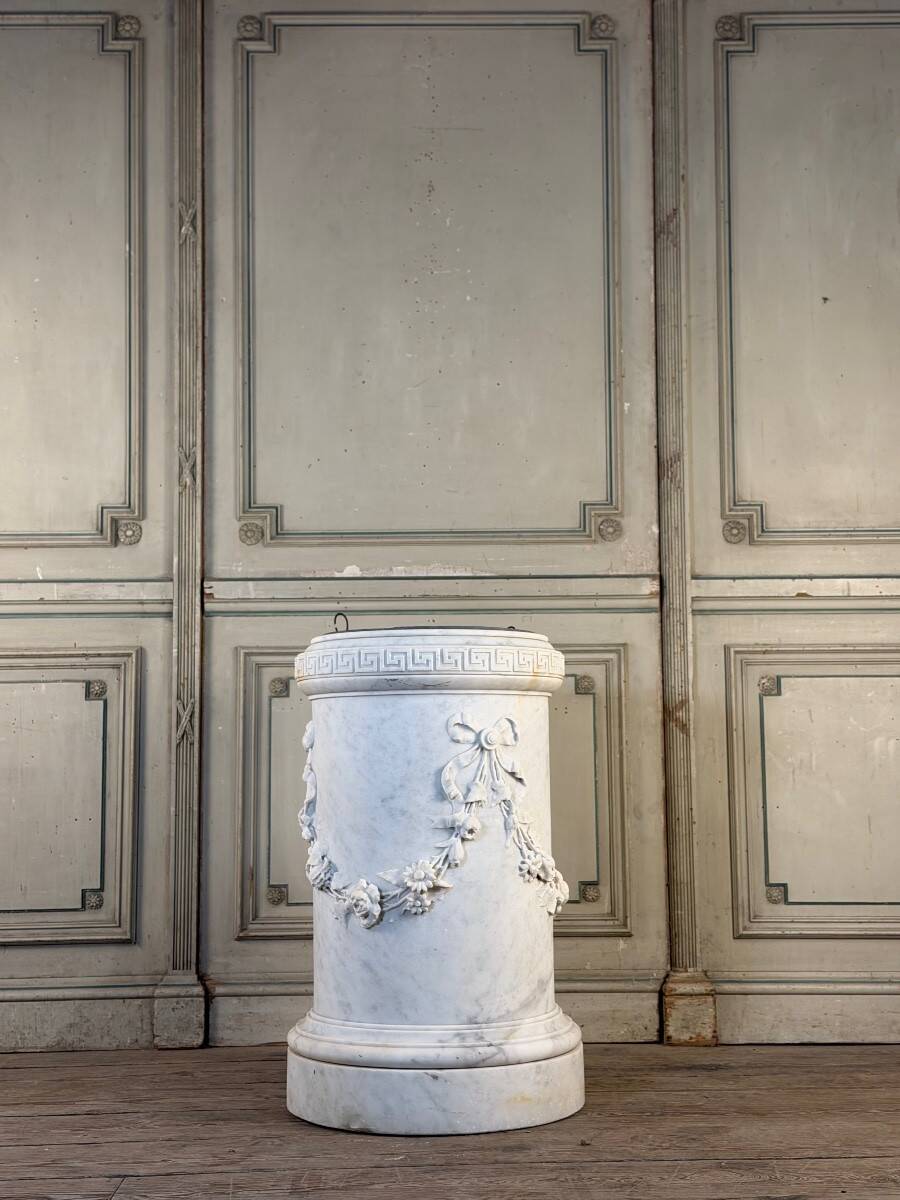 Carrara marble jardinière in Louis XVI style, circa 1880.
