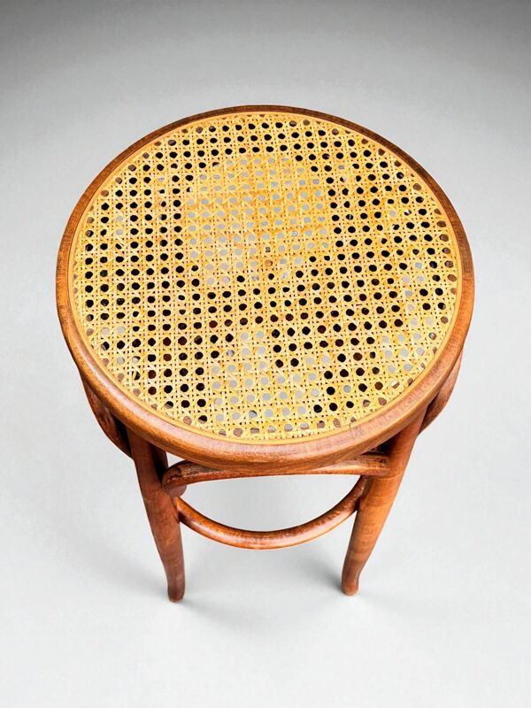 Ancien tabouret haut en bois courbé et assise cannée