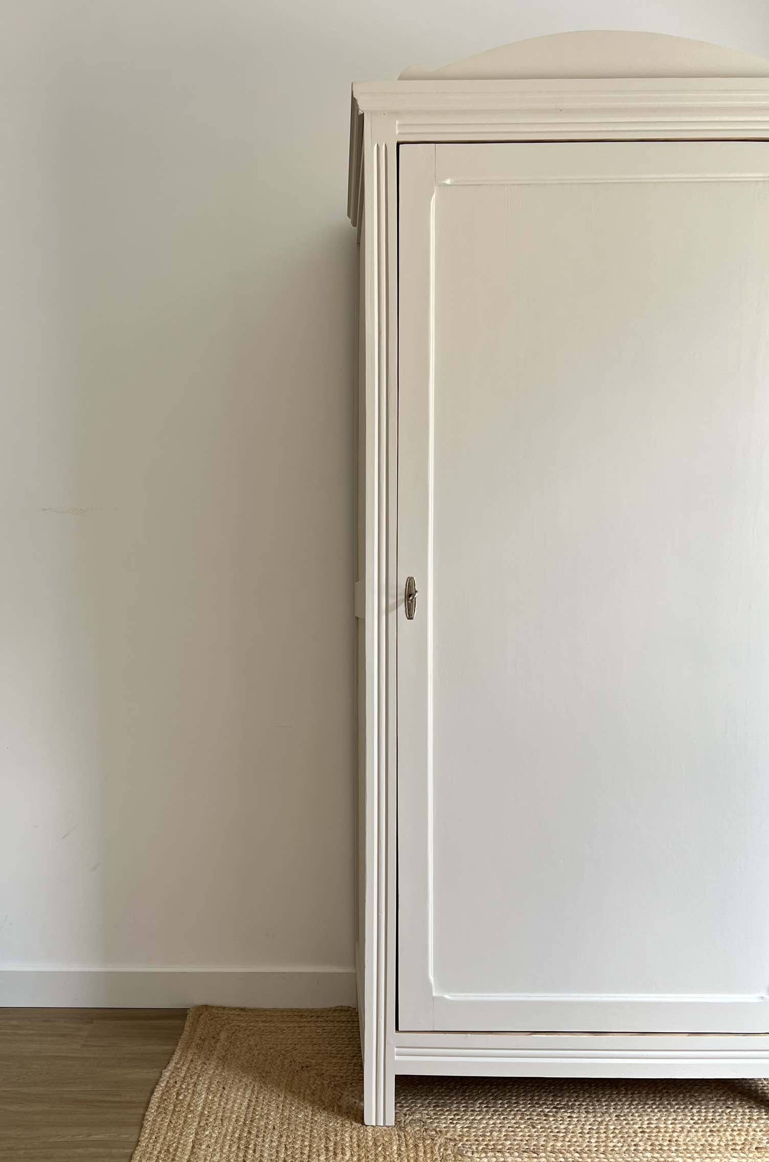 Armoire bonnetière parisienne