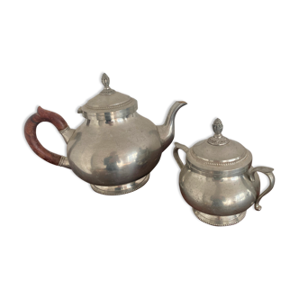 Teapot and sugar bowl in shiny tin