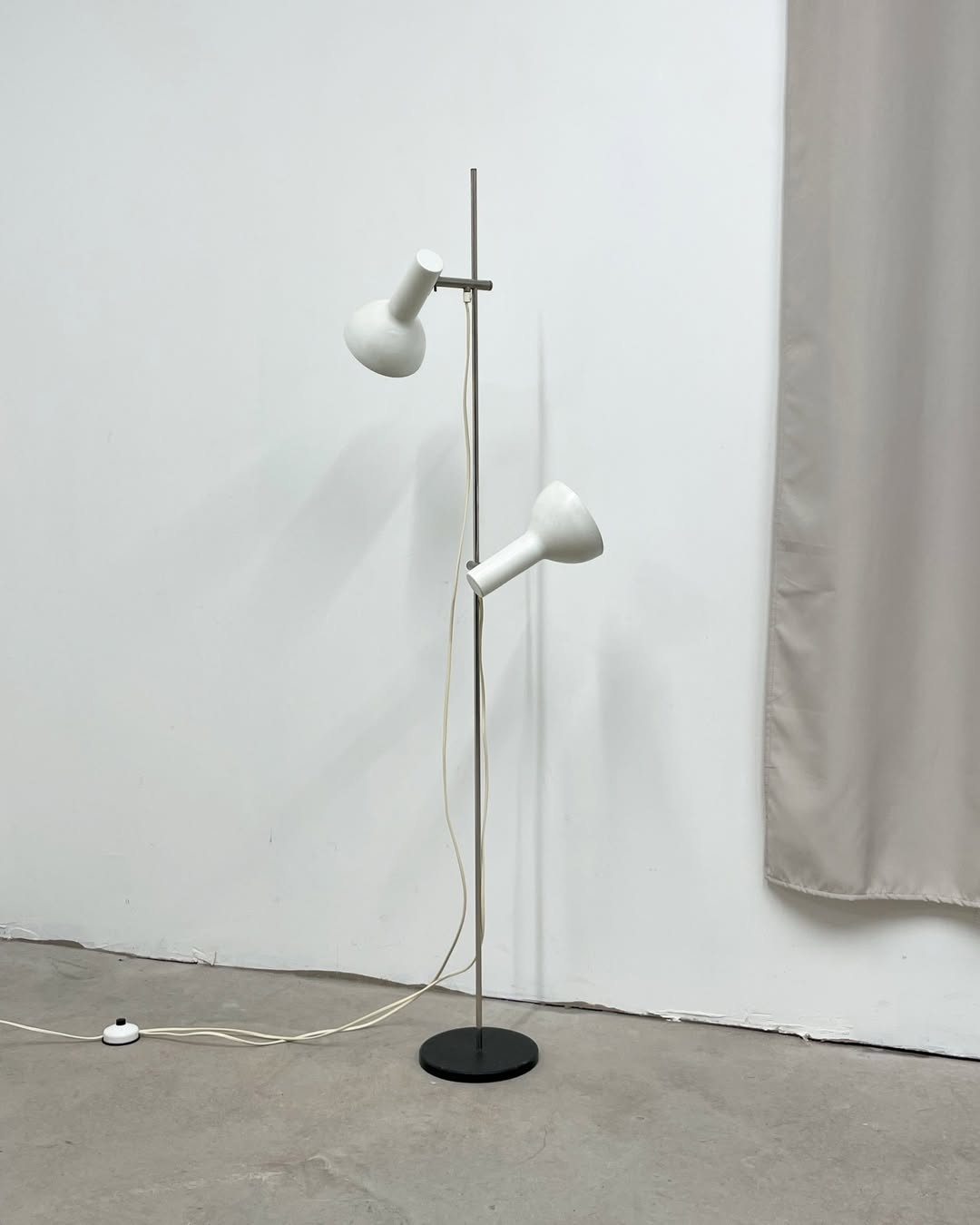 Swiss floor lamp with 2 white spots
