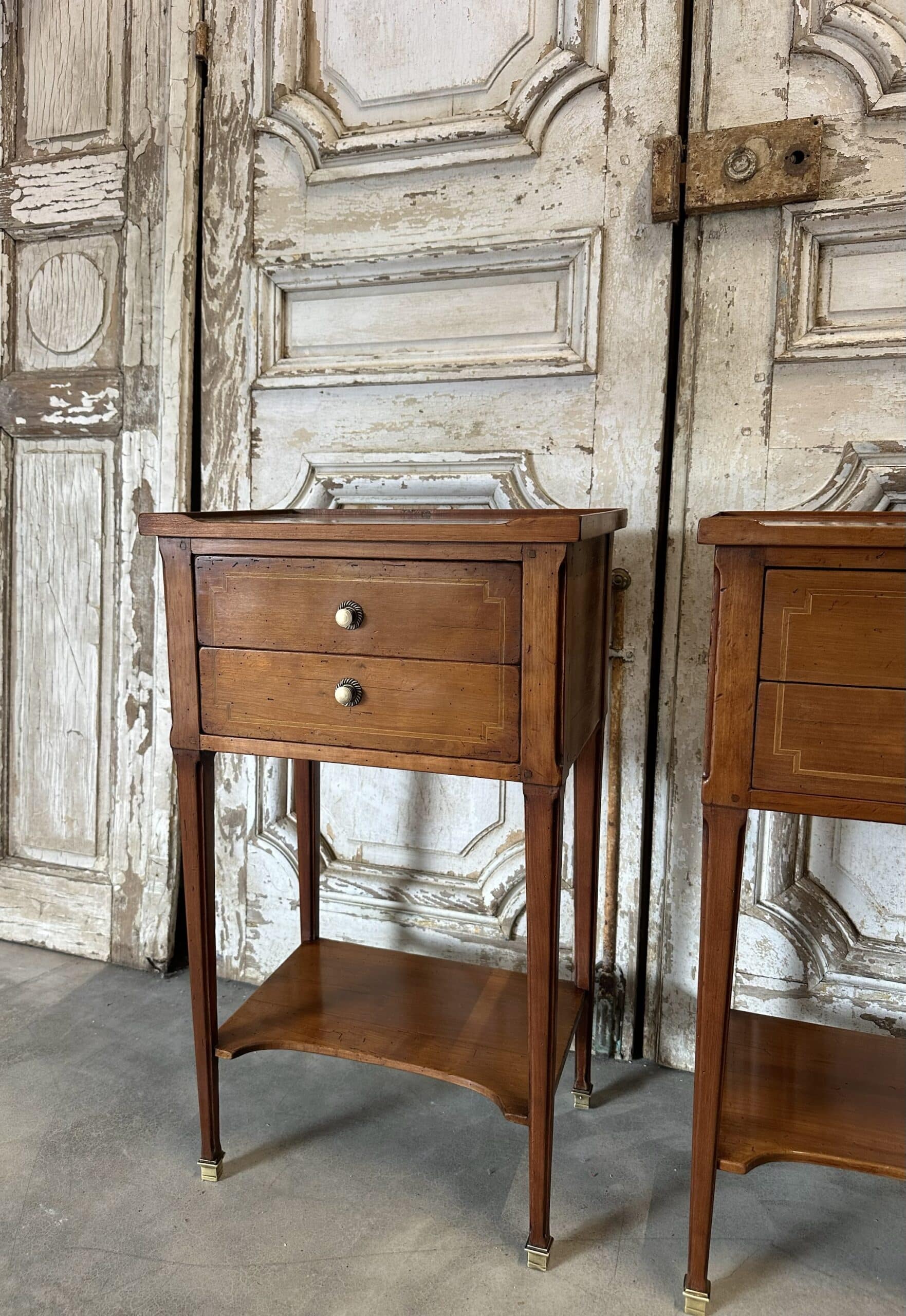 Paire de chevets de style Directoire en merisier, 20e siècle