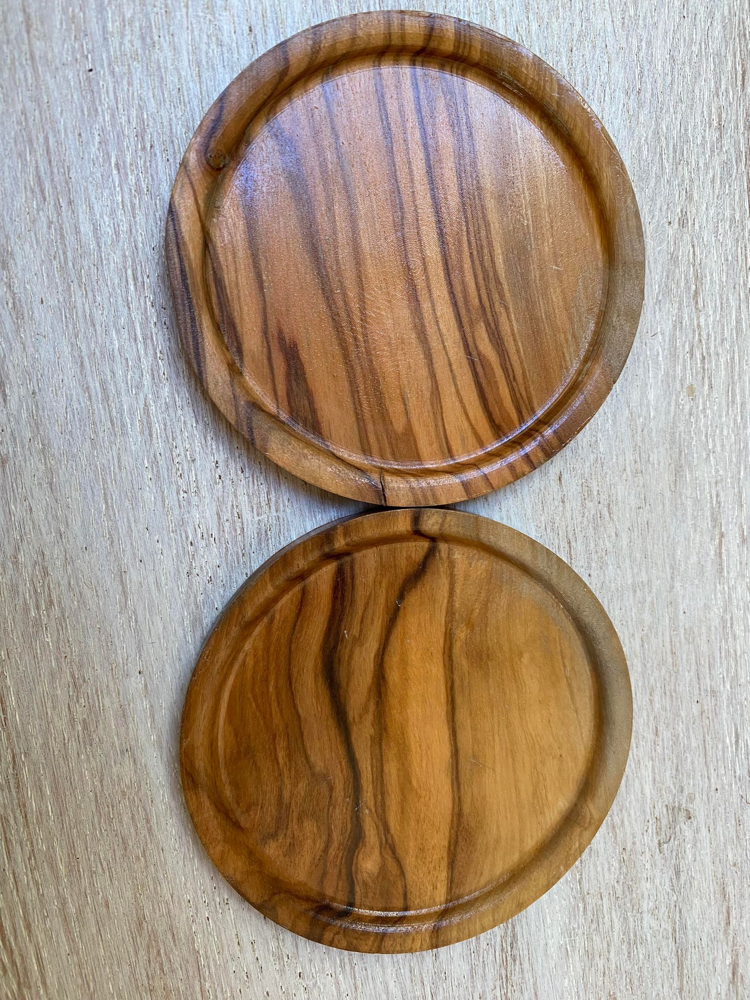 6 coasters in olive wood and their storage box