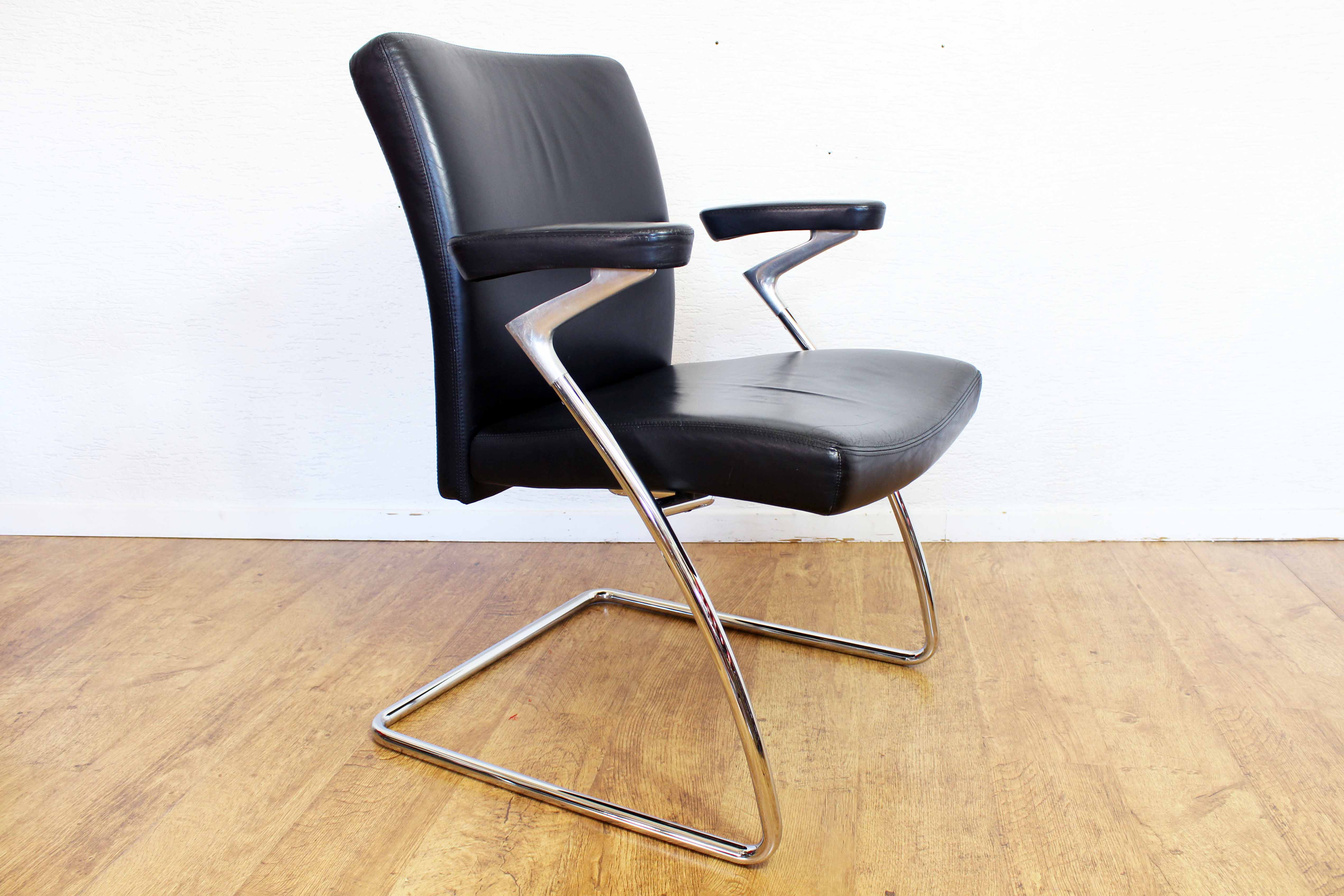 Paire de fauteuils en cuir et acier chromé