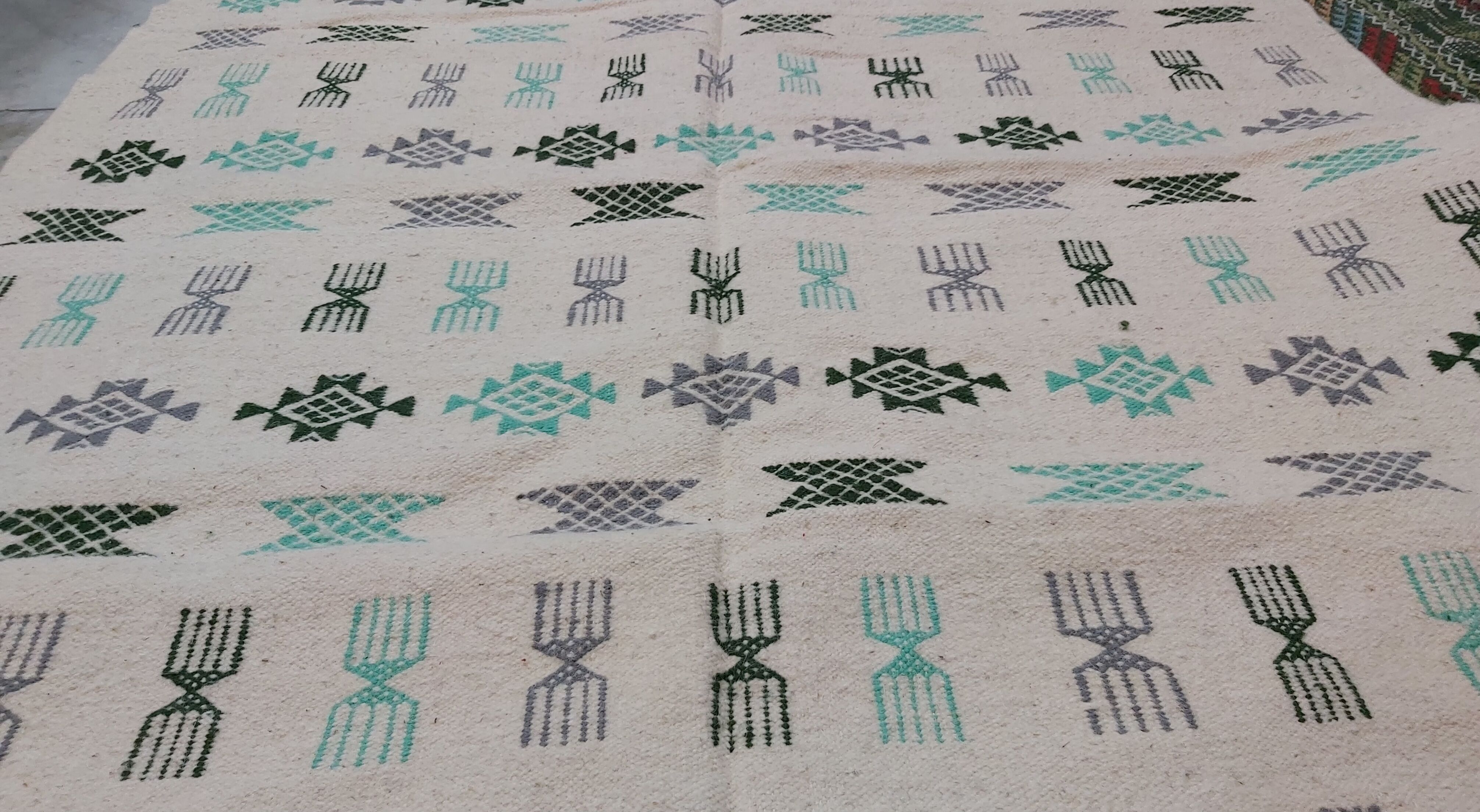 Traditional handmade white carpet 190x145cm