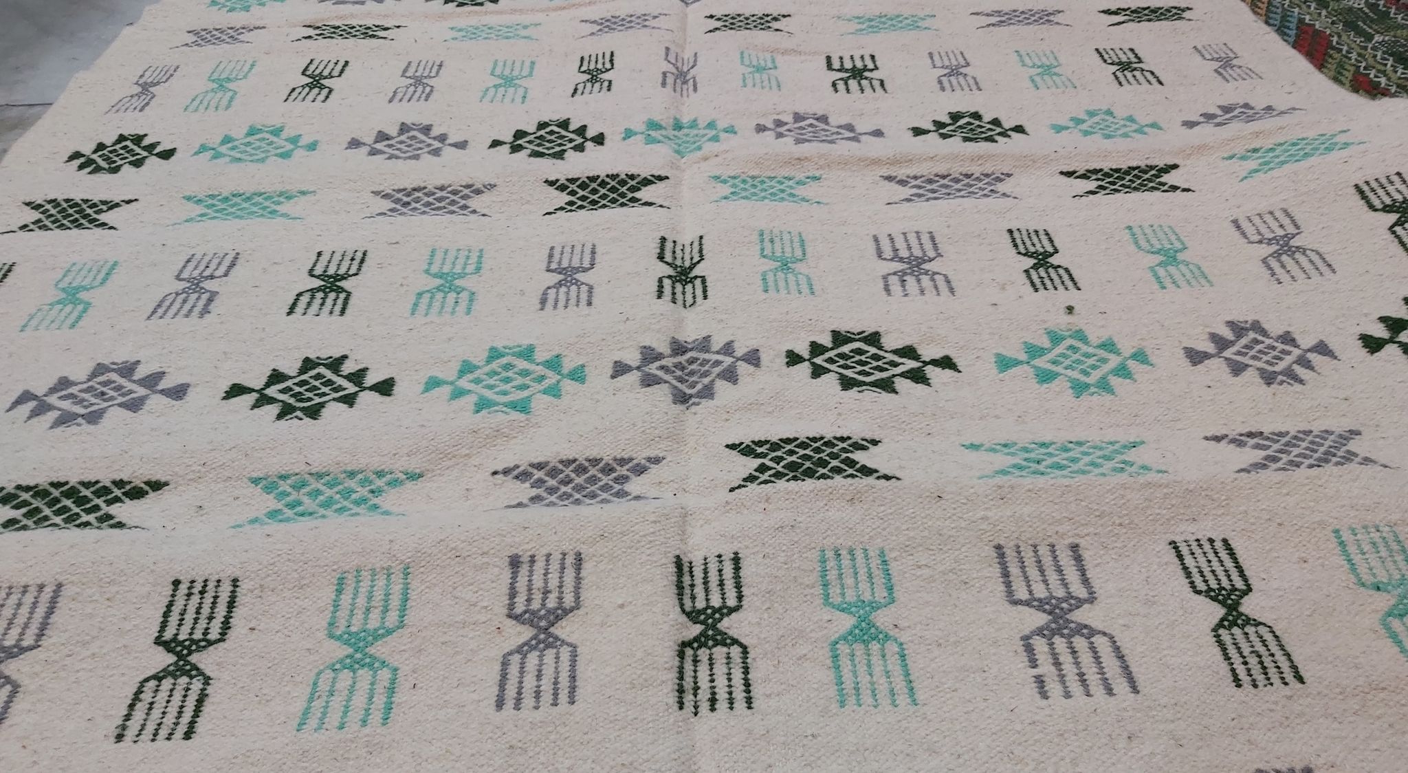 Traditional handmade white carpet 190x145cm