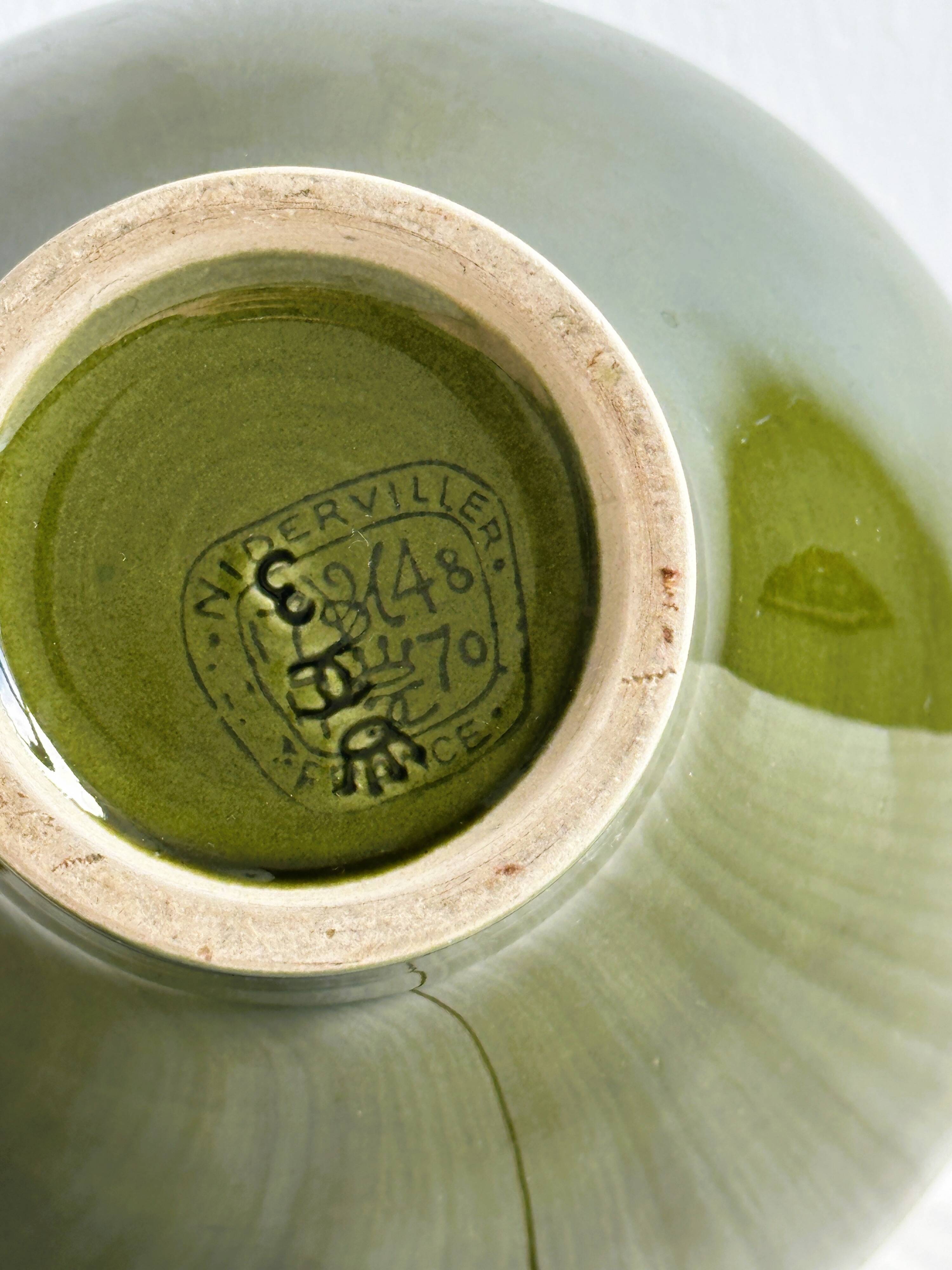 Saladier vert foncé.