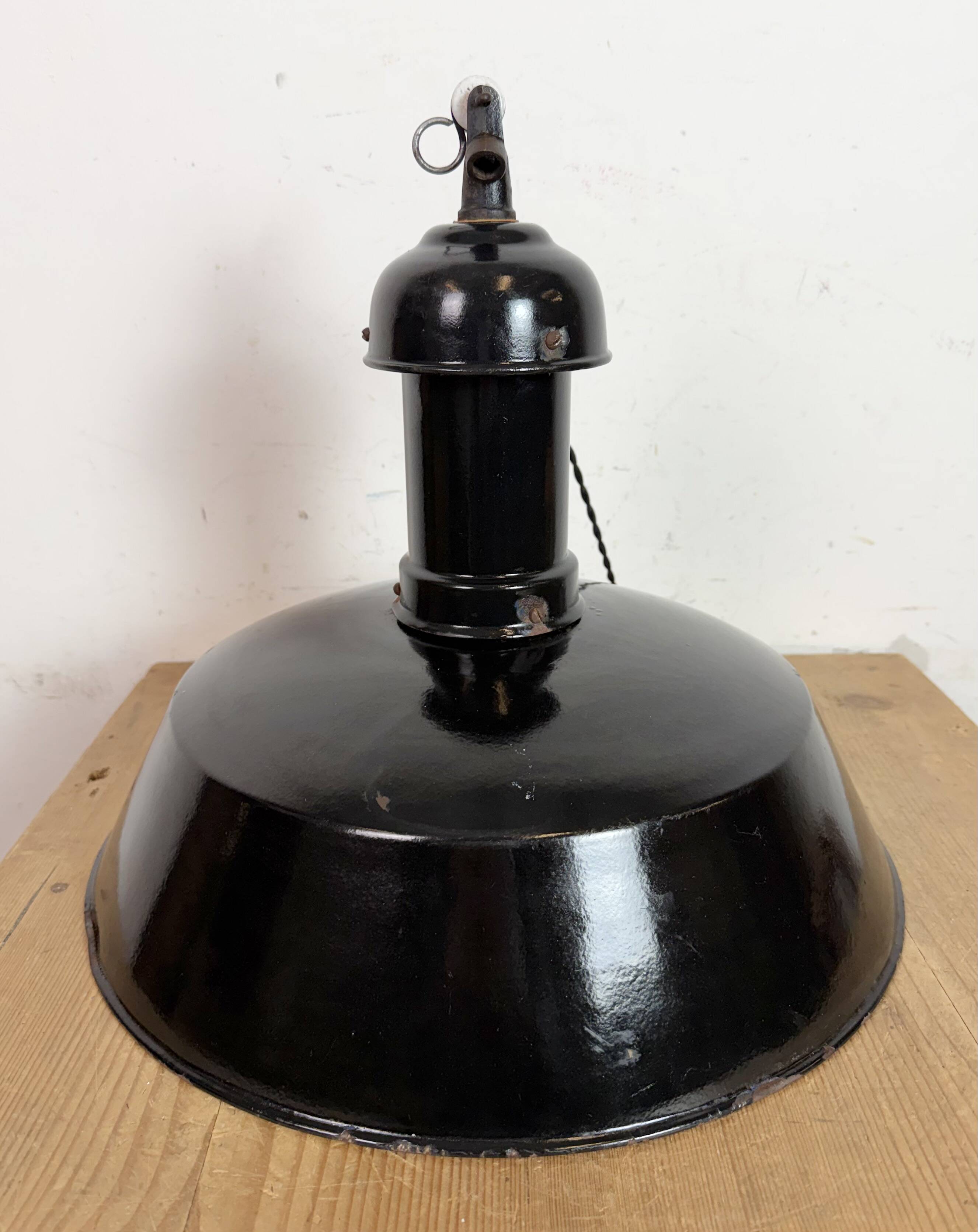 Lampe suspendue Bauhaus en émail noir industriel, années 1930