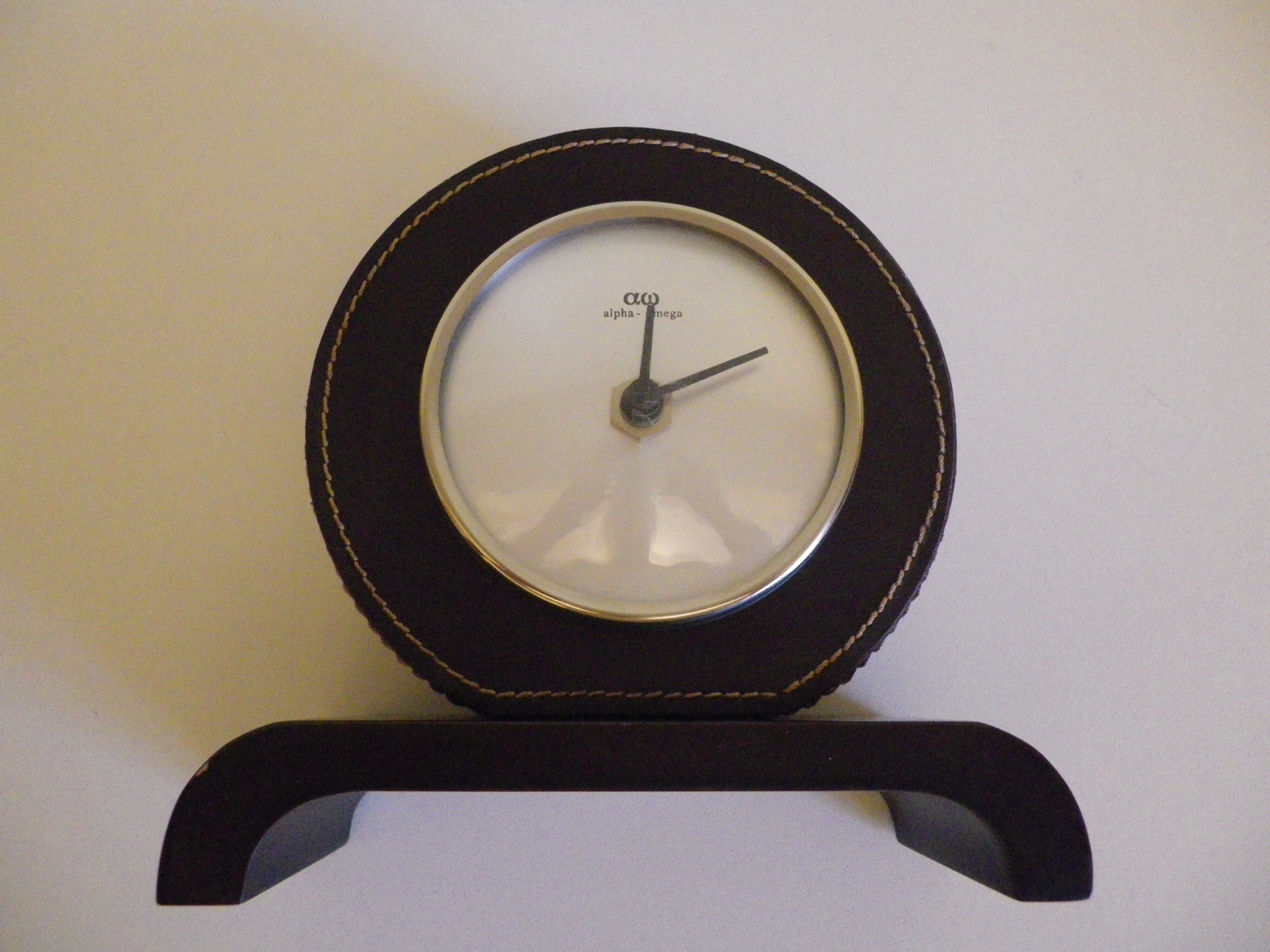 Horloge à poser Alpha Omega cuir et bois années 1970