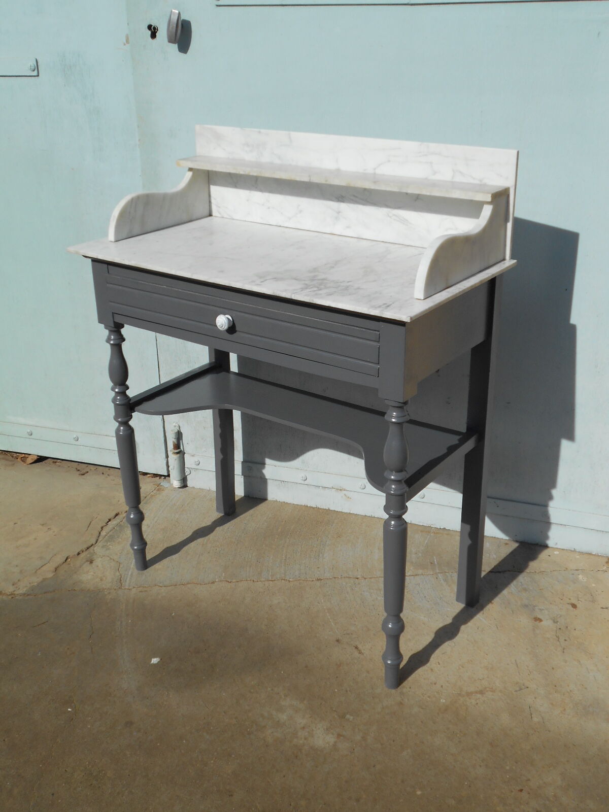 Meuble de toilette en bois et marbre blanc
