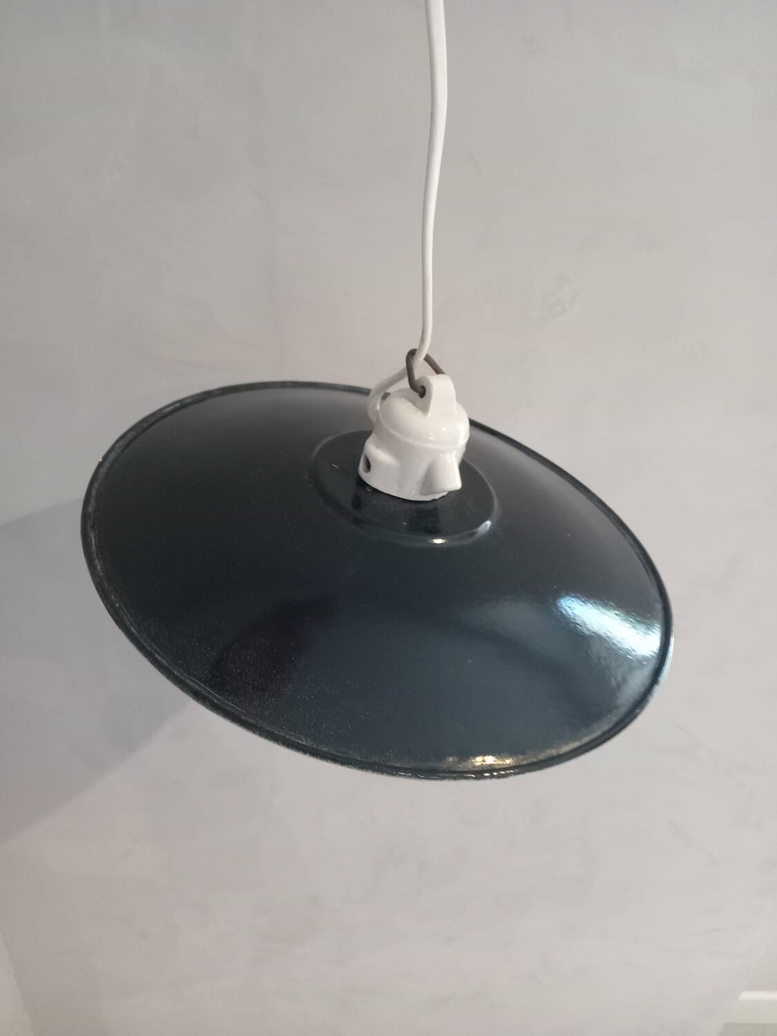 Vintage pendant light in enamelled metal and porcelain