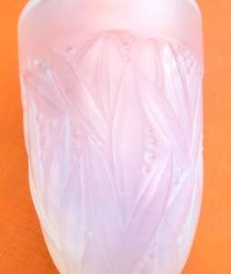 Opalescent glass vase in the shape of an urn Decoration of foliage and berries