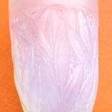 Vase verre opalescent en forme d' urne  Décor de feuillages et de baies