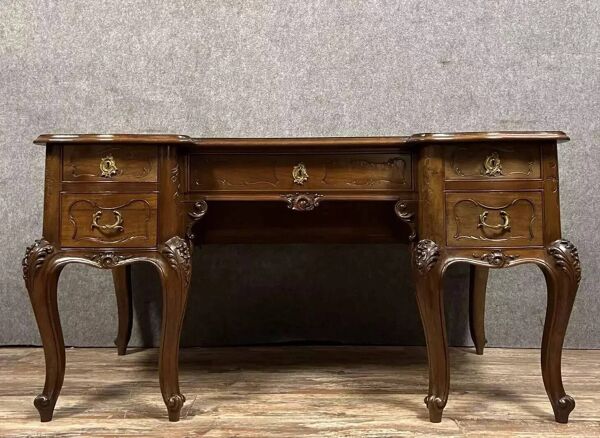 Bureau provençal galbé de style louis XV en noyer sculpté vers 1880
