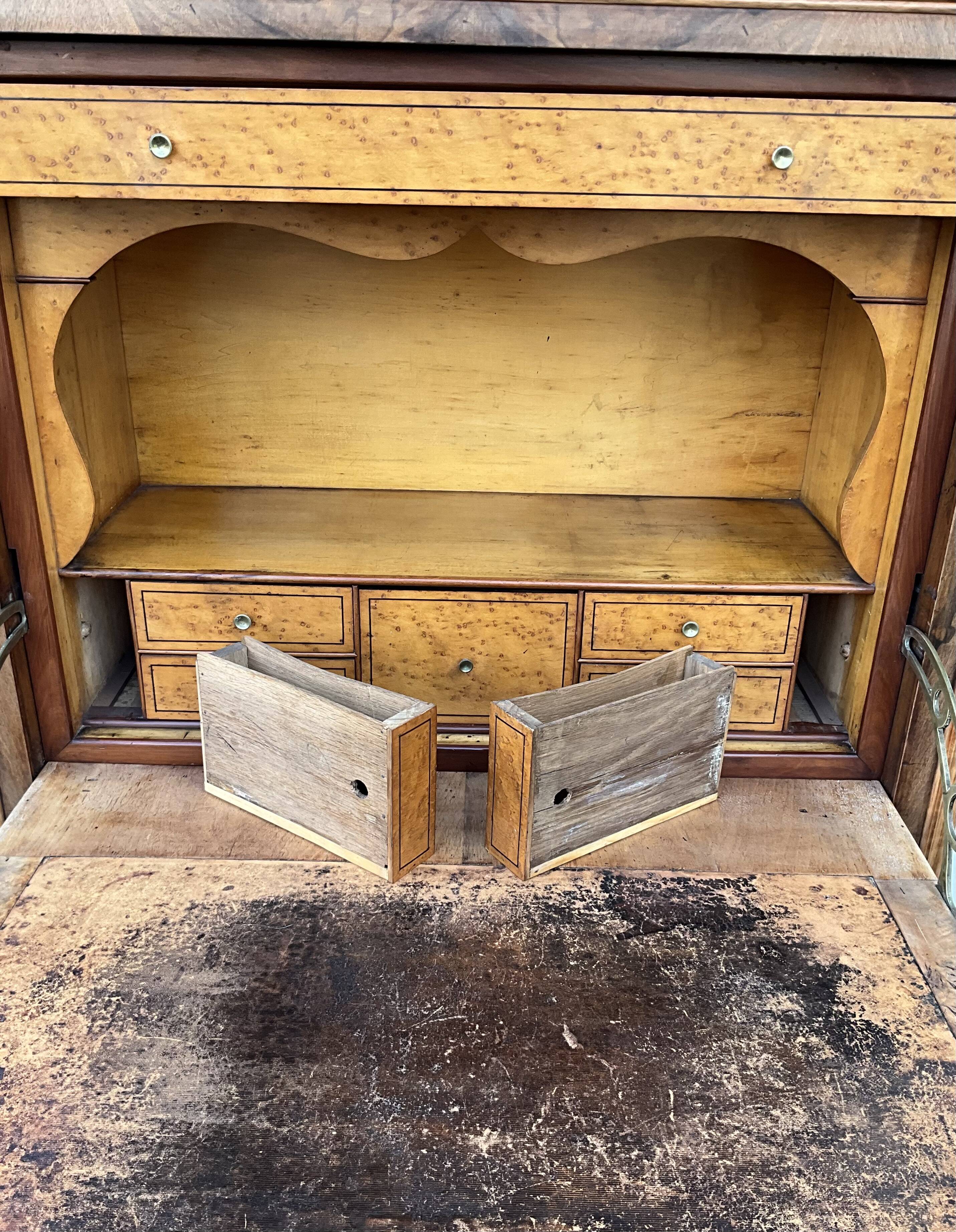Louis-Philippe secretary, mid-19th century, in walnut burl.