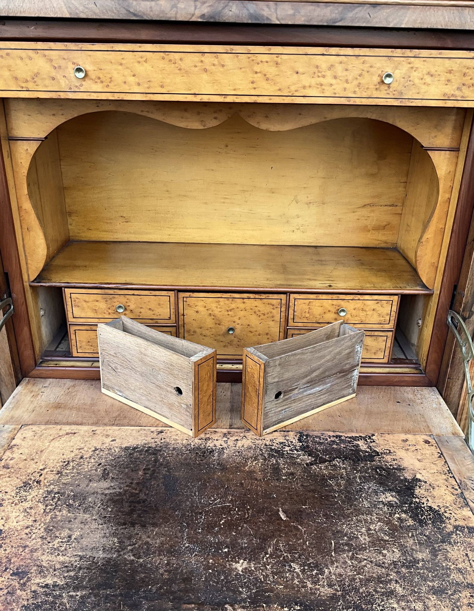 Louis-Philippe secretary, mid-19th century, in walnut burl.
