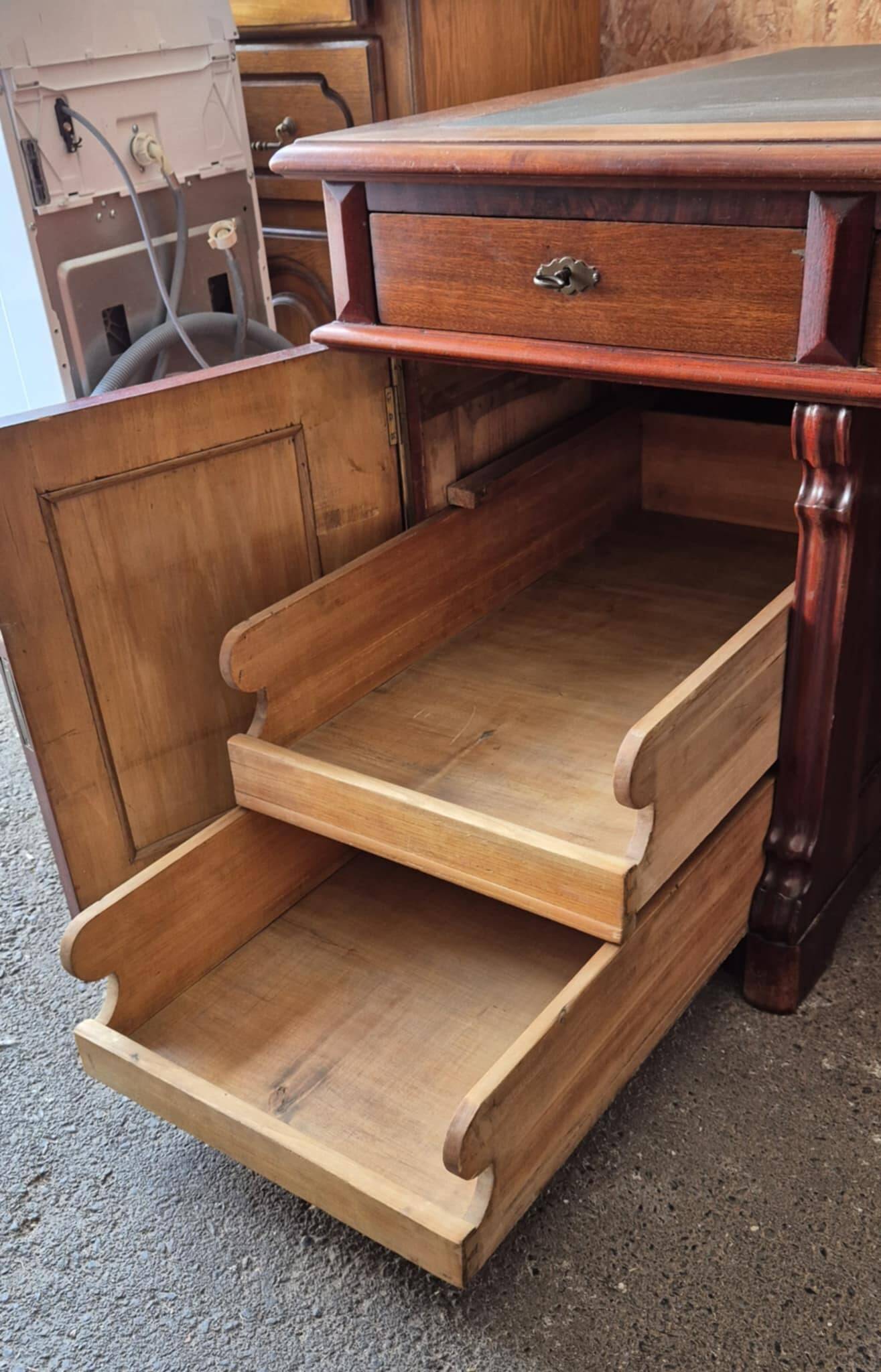 Minister's Pedestal Office