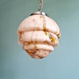 Suspension Art Déco en opaline marbrée rose, années 1920-30