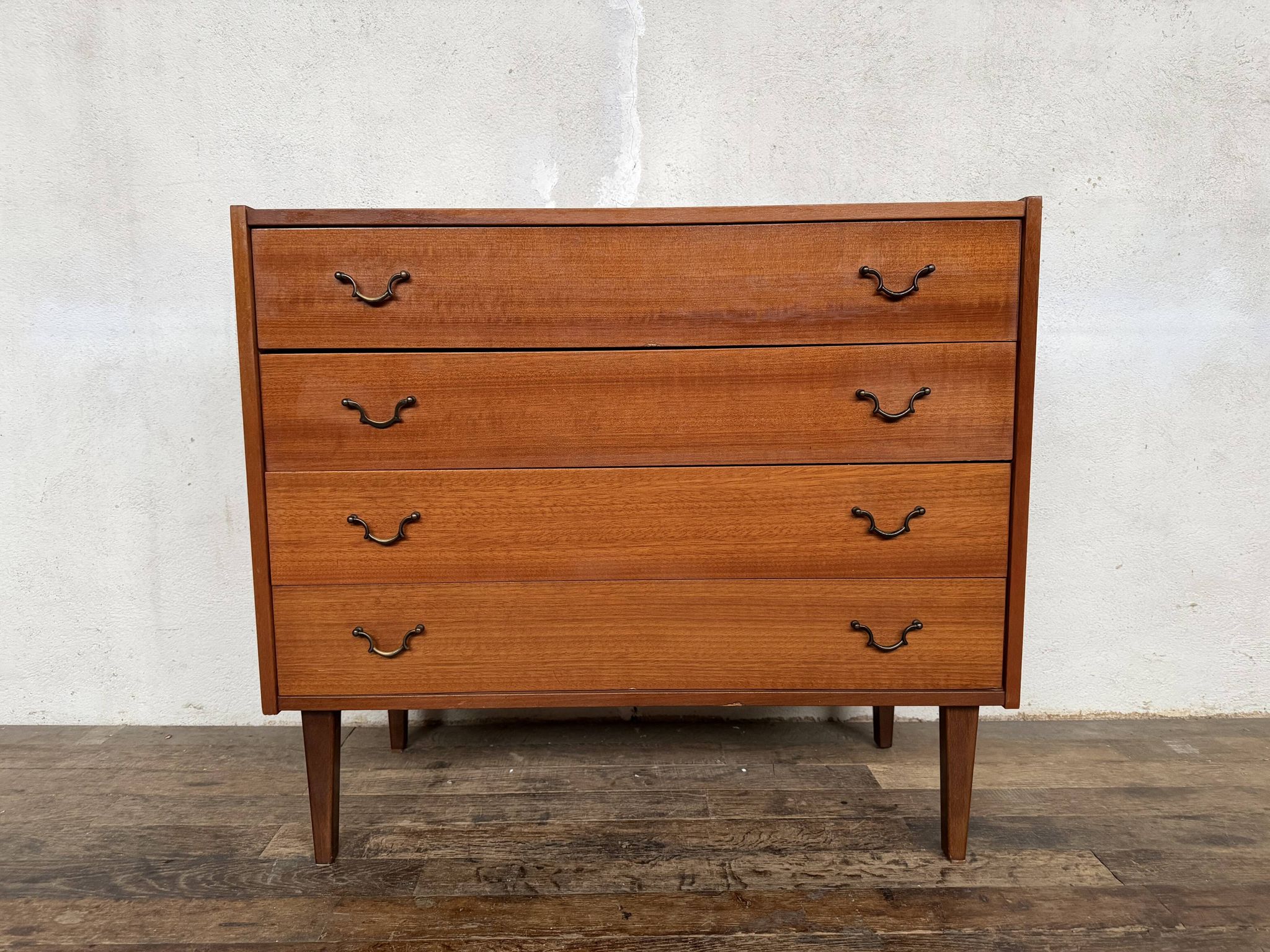 Superbe commode vintage en teck – Design élégant & poignées métal noir
