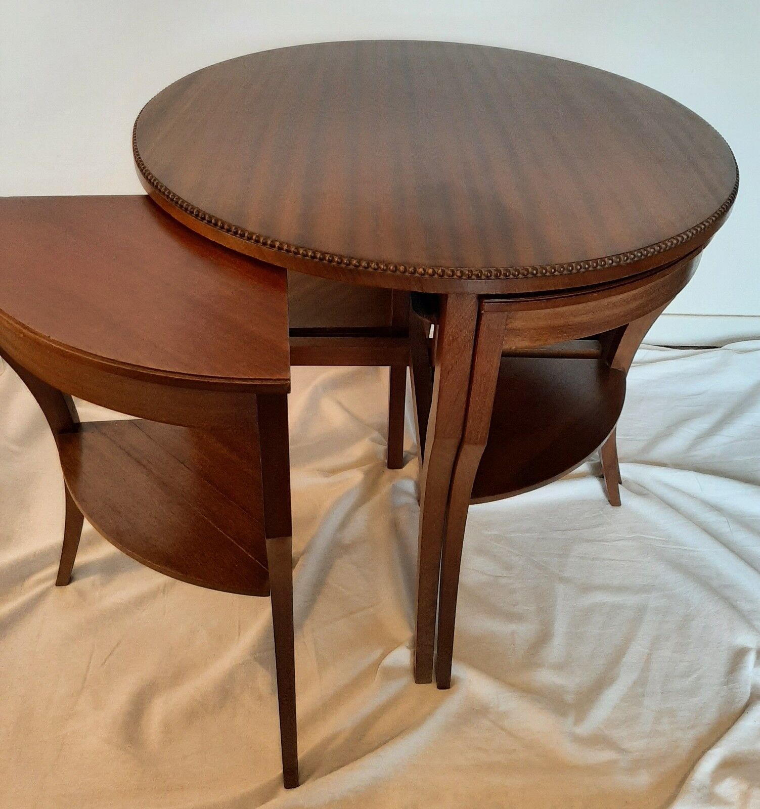 Round trundle tables