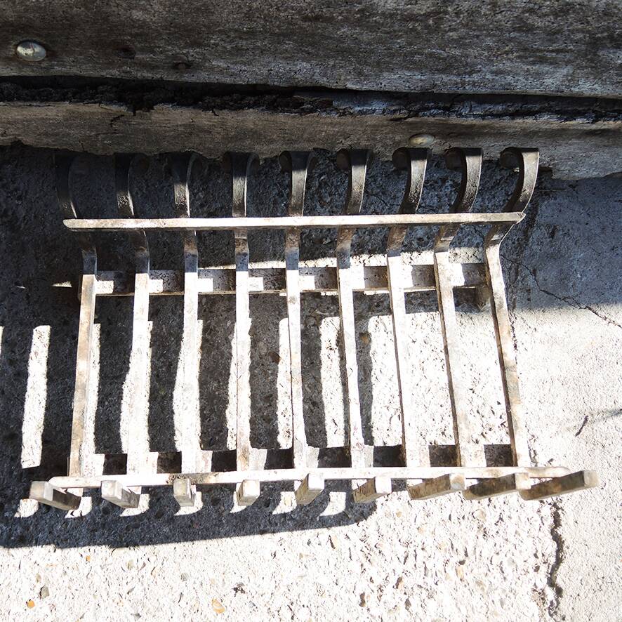 Ancienne grille de cheminée 9-barres en fer forgé