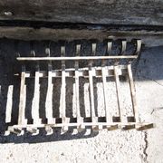 Ancienne grille de cheminée 9-barres en fer forgé