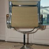 Good condition - EA 108 office chair in beige fabric and aluminum by Charles & Ray Eames for Herman Miller, signed - 1958