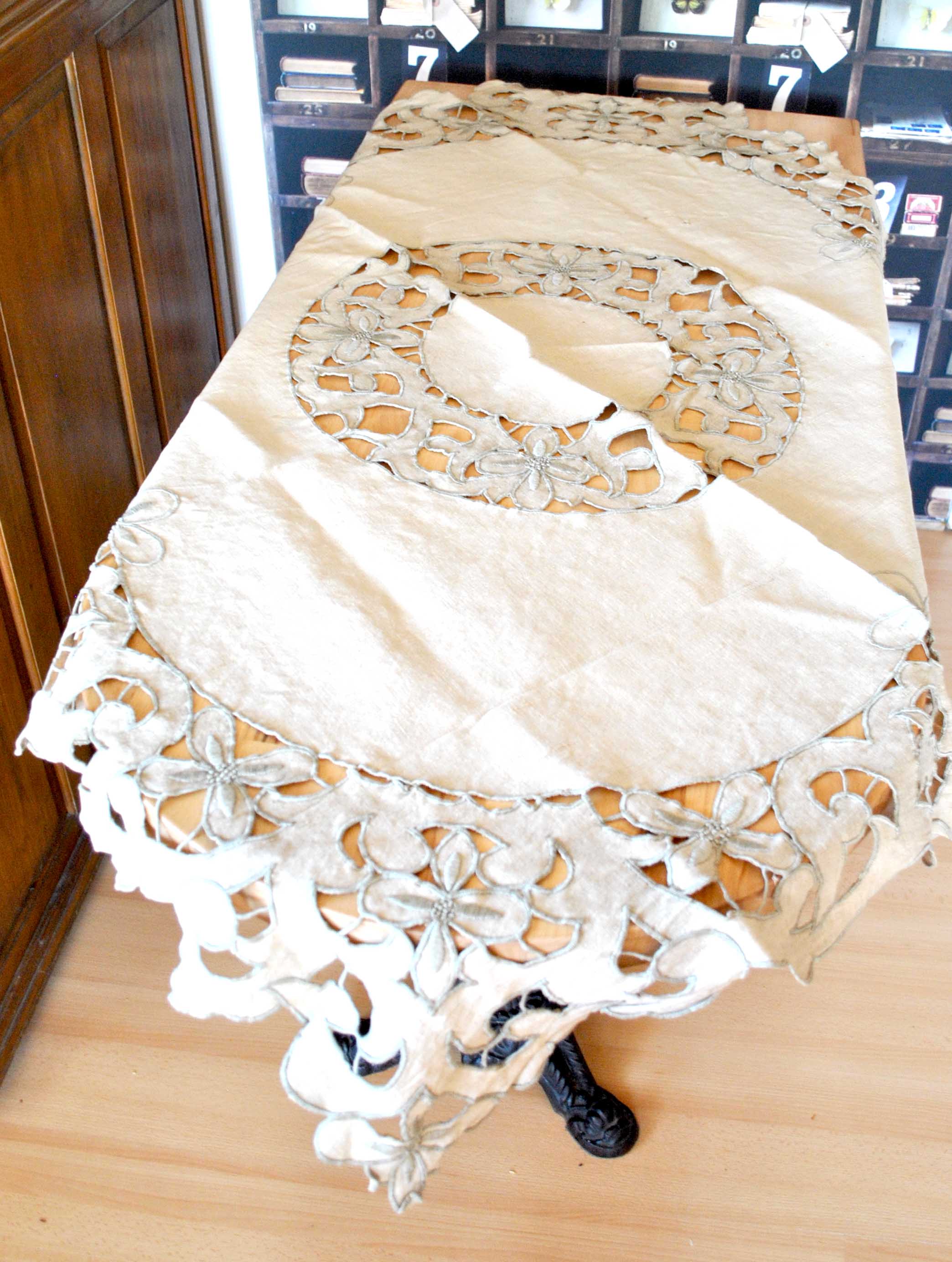 Nappe carré vintage en toile beige brodé et ajouré 120x120