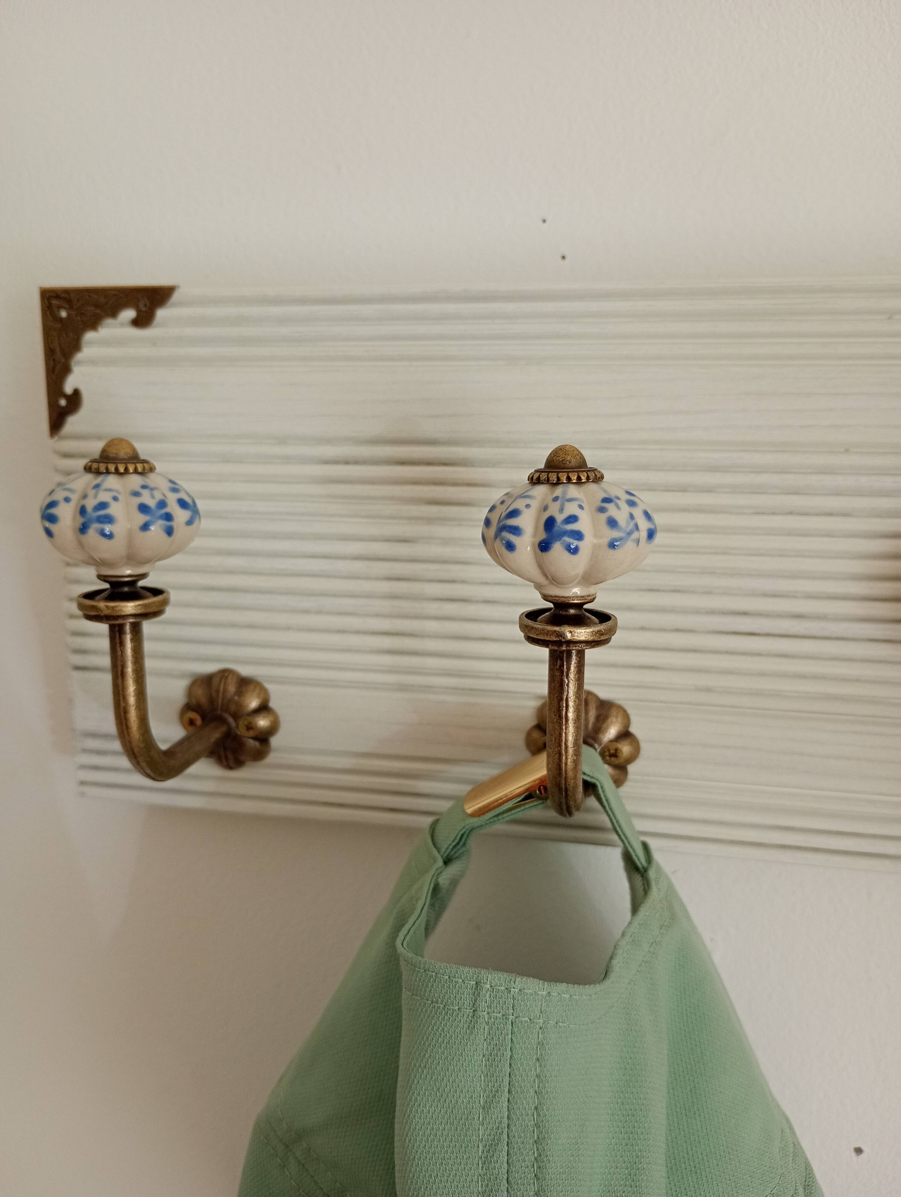 Wall-mounted coat rack 50 cm – 4 hooks and decorative central button