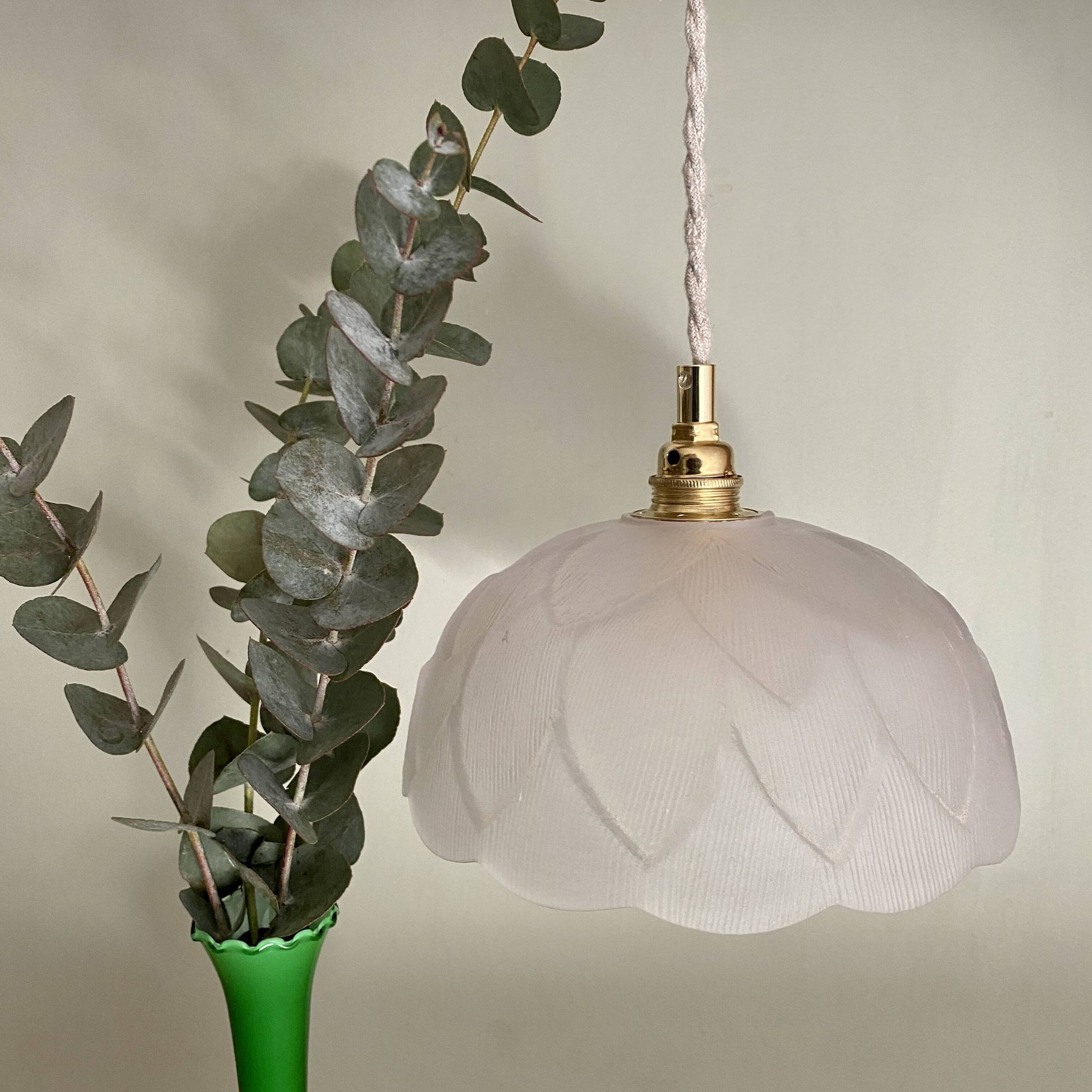 Suspension vintage motif fleur en verre dépoli