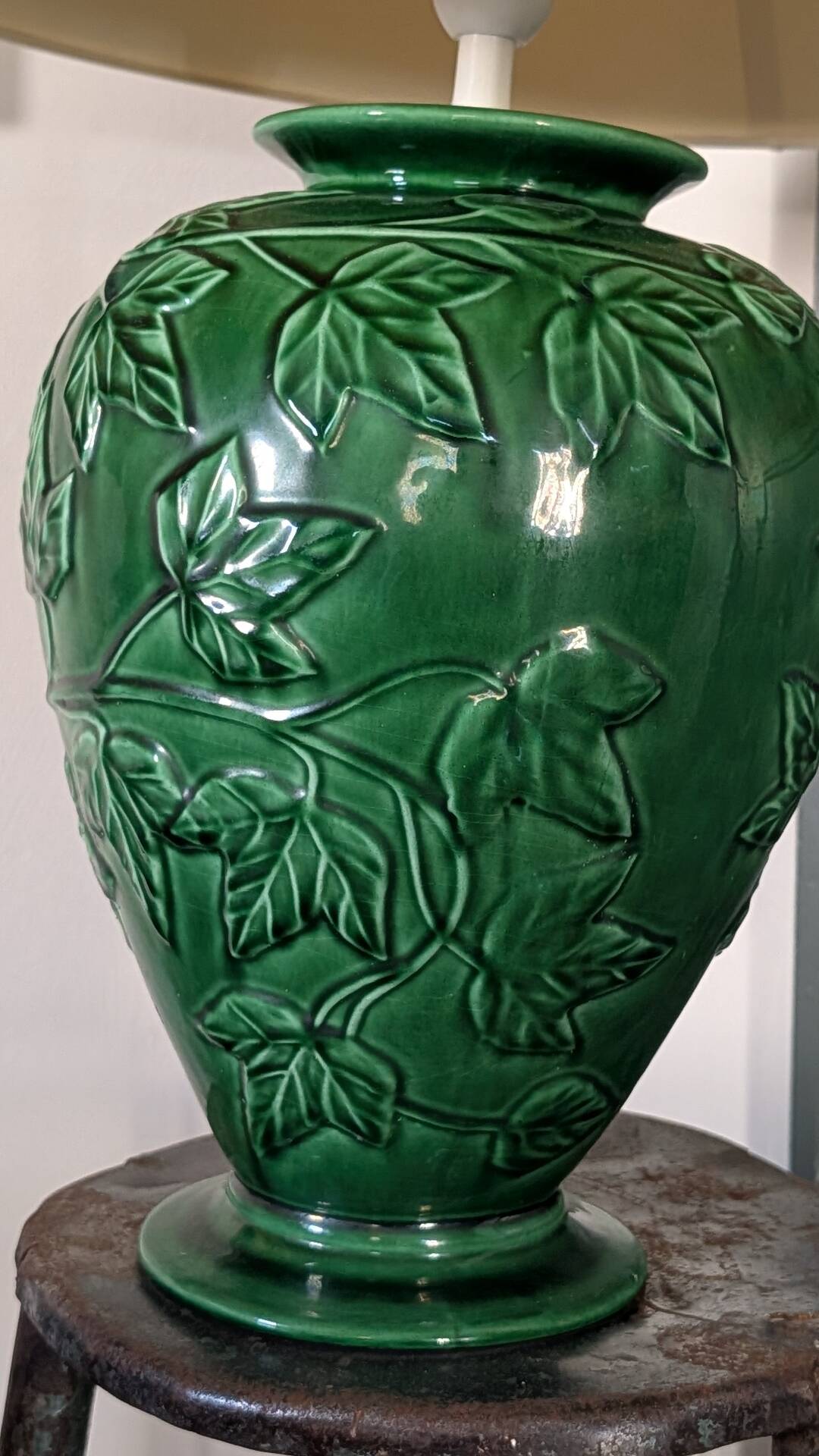 Green ceramic lamp with ivy decoration 70-80