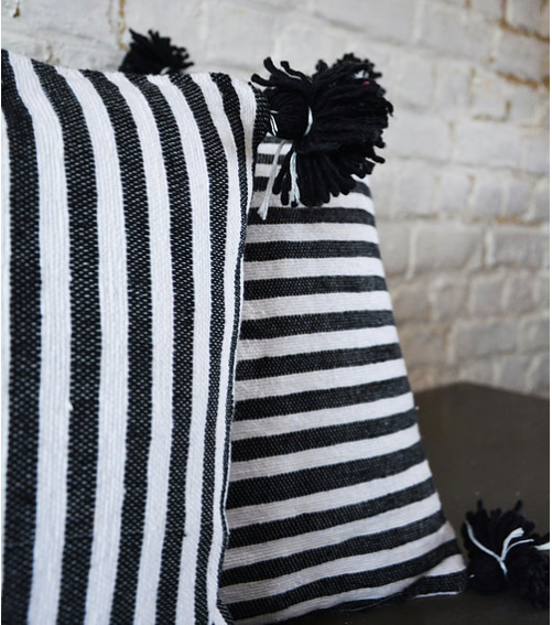 Coussin berbère blanc et noir lignes moyennes