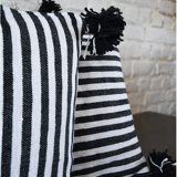 Coussin berbère blanc et noir lignes moyennes