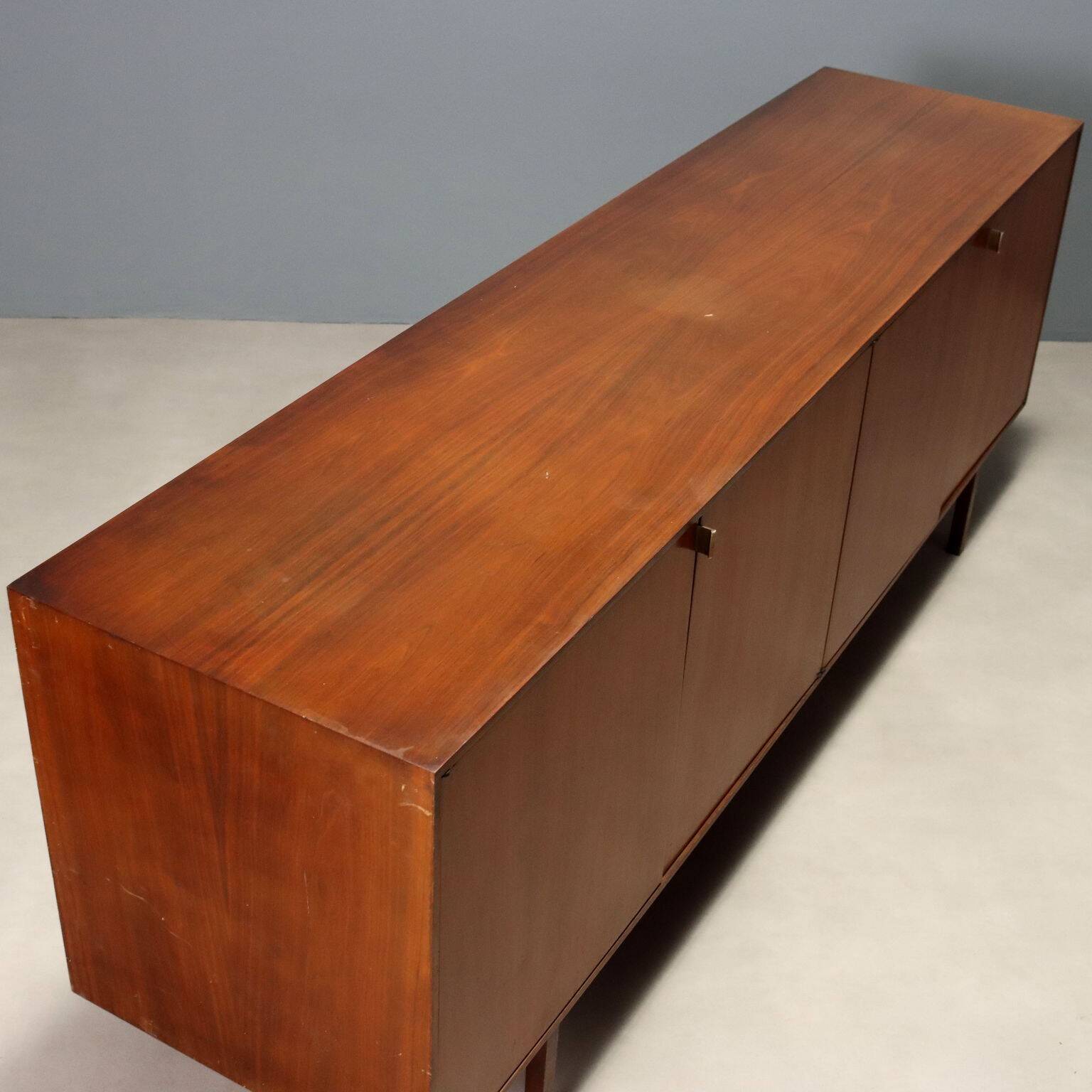Vintage low sideboard in walnut veneer, Italian design, 1960s original
