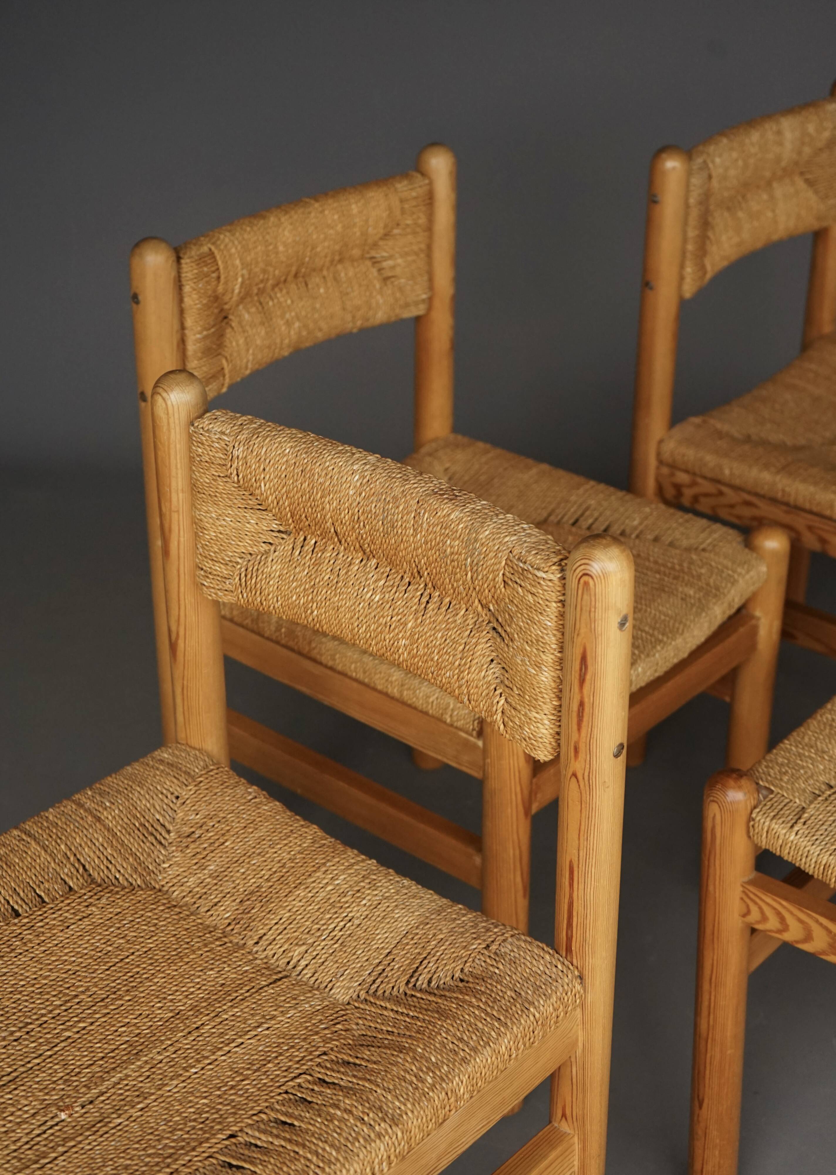 4 chaises de salle à manger en pin et jonc de mer dans le goût de Charlotte Perriand, années 1960