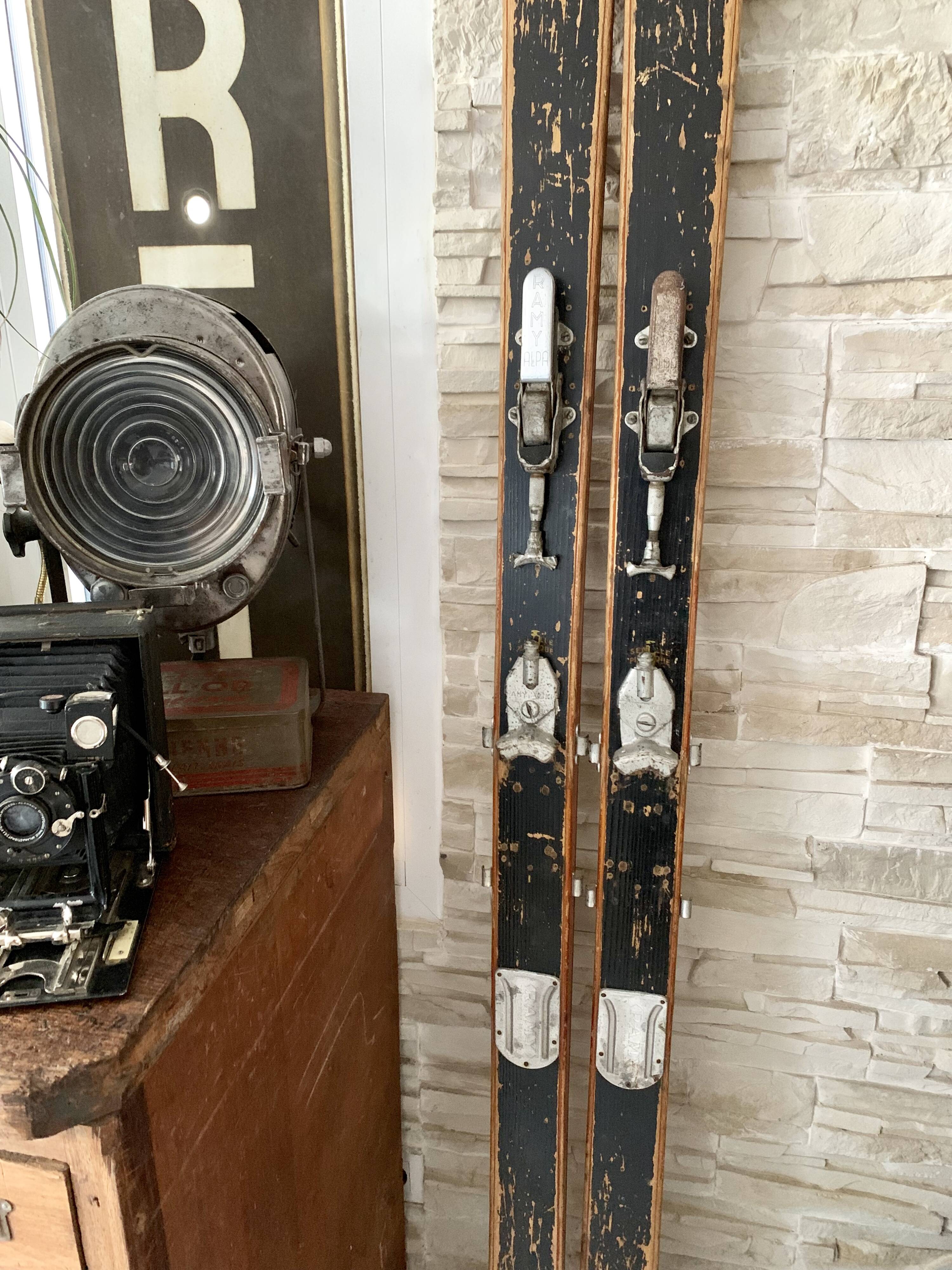 Paire de ski vintage en bois