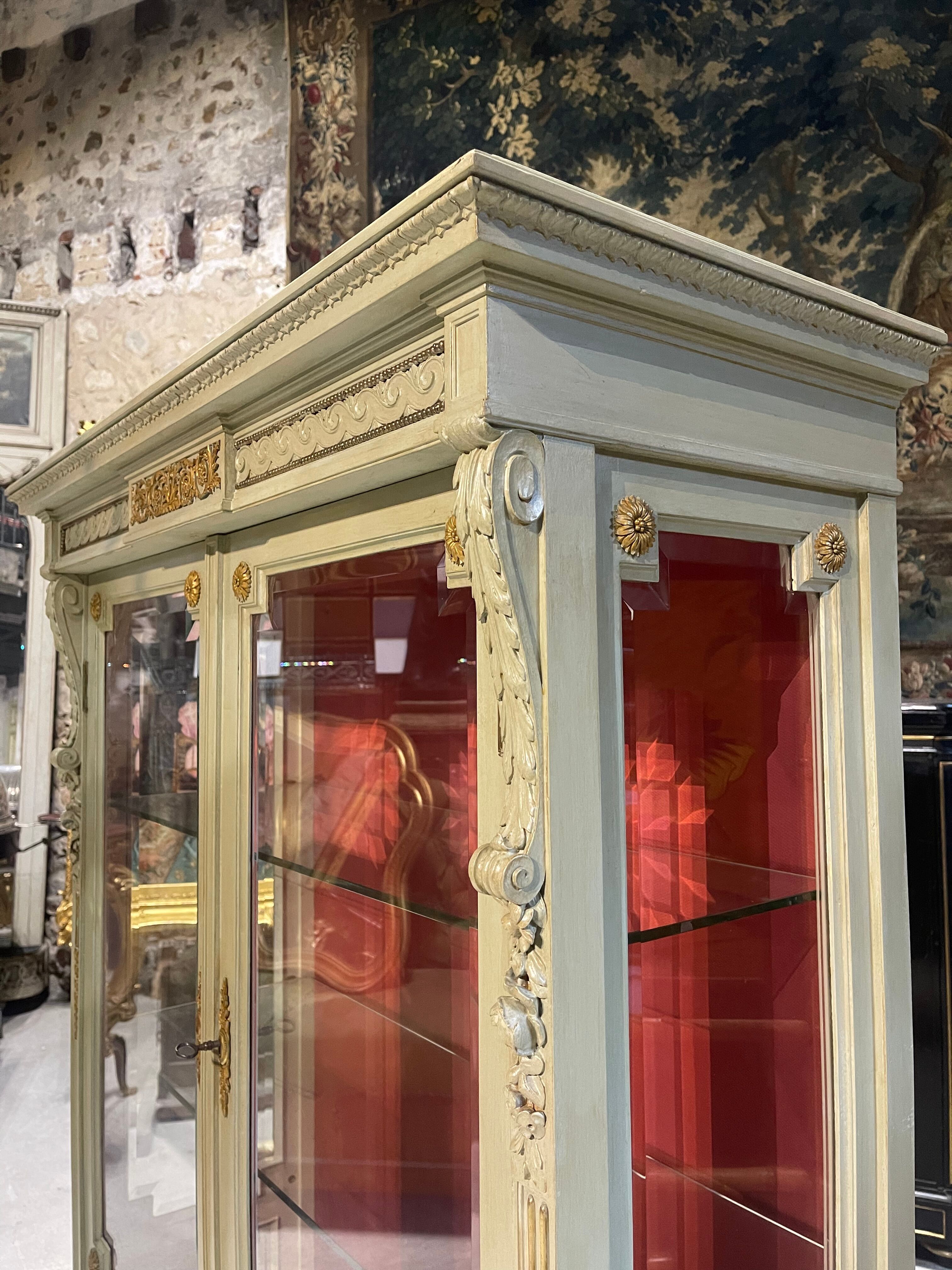 Vitrine de style louis xvi en bois rechampie et bronzes dorés d’époque napoléon iii