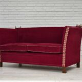 Canapé danois à accoudoirs rabattables « espagnol » des années 1970, en velours d'ameublement rouge.