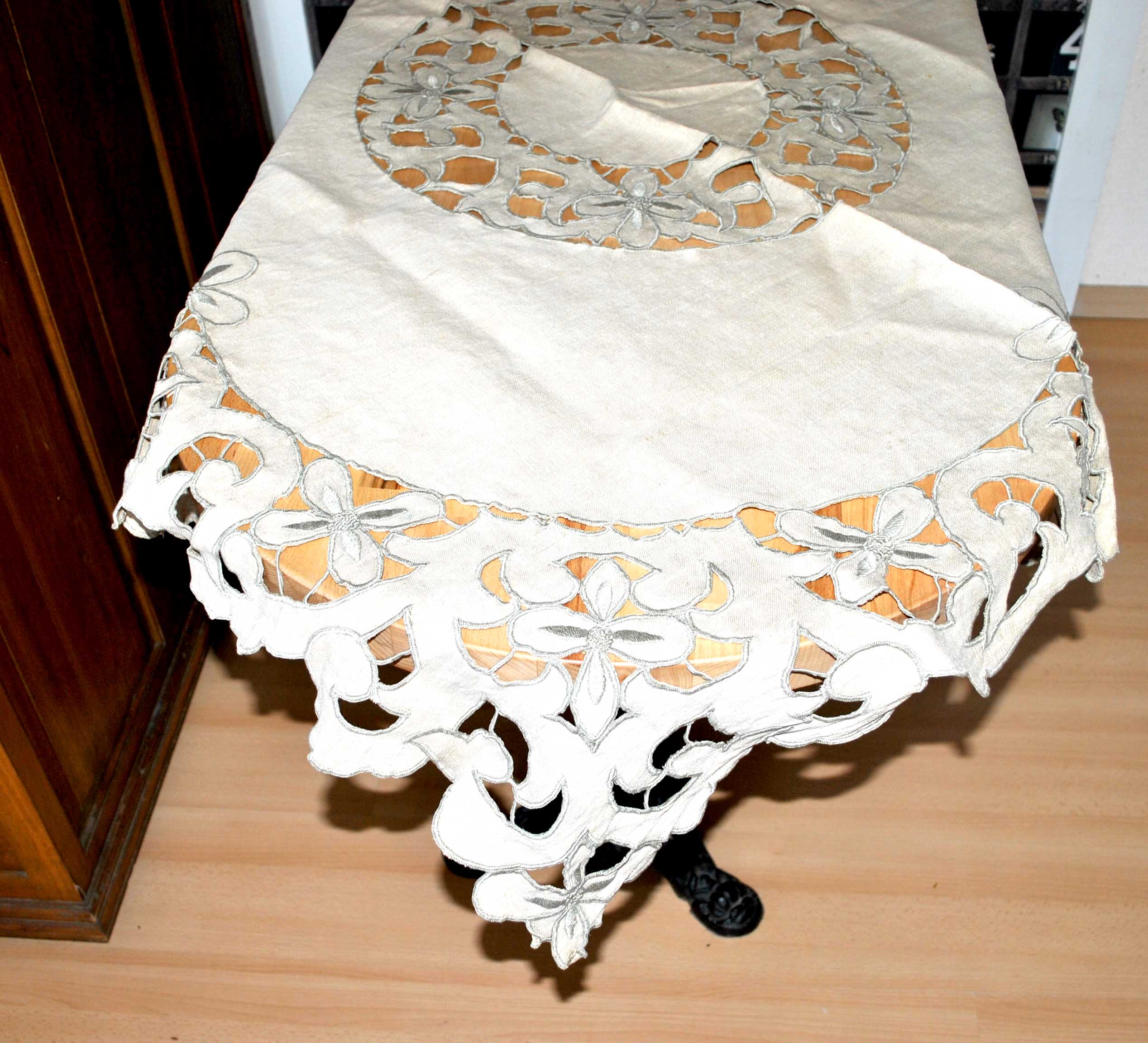 Nappe carré vintage en toile beige brodé et ajouré 120x120