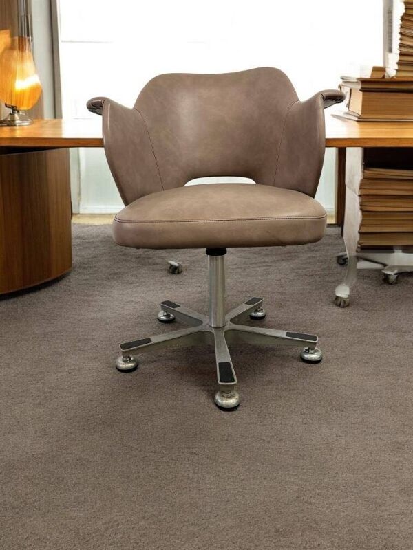 Chaise lounge vintage taupe / chaise de bureau avec cadre chromé