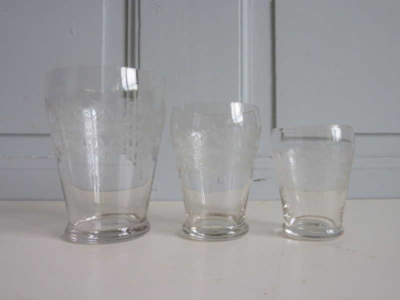 32 antique glasses engraved with Friezes of Arabic and spirals