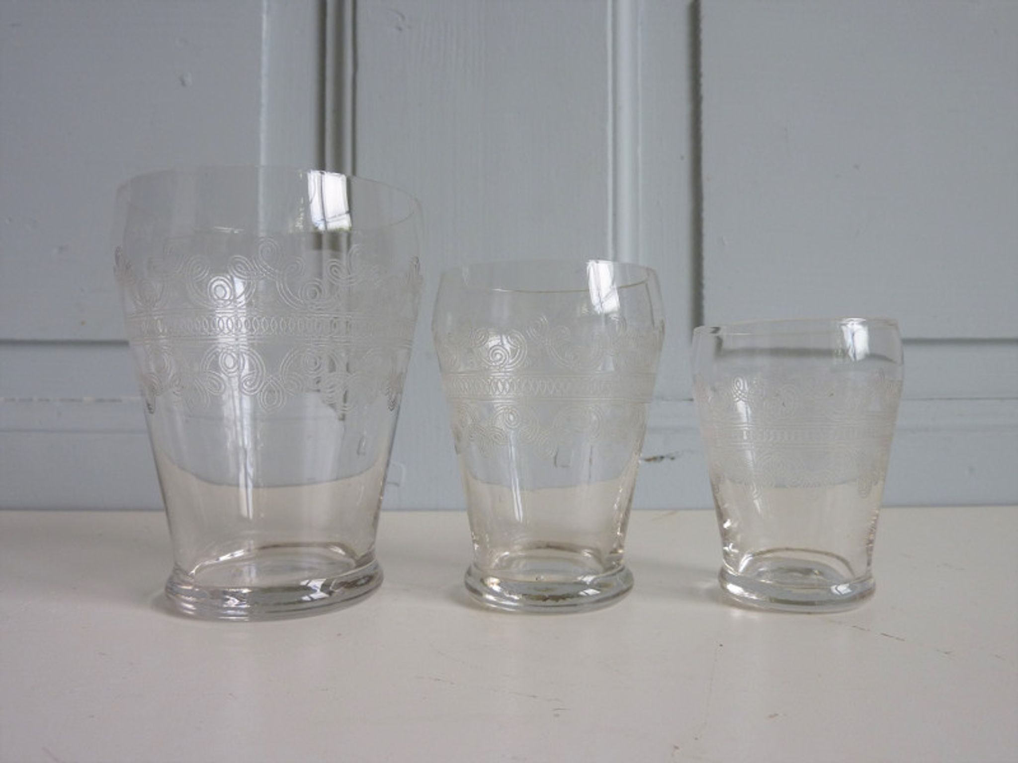 32 antique glasses engraved with Friezes of Arabic and spirals
