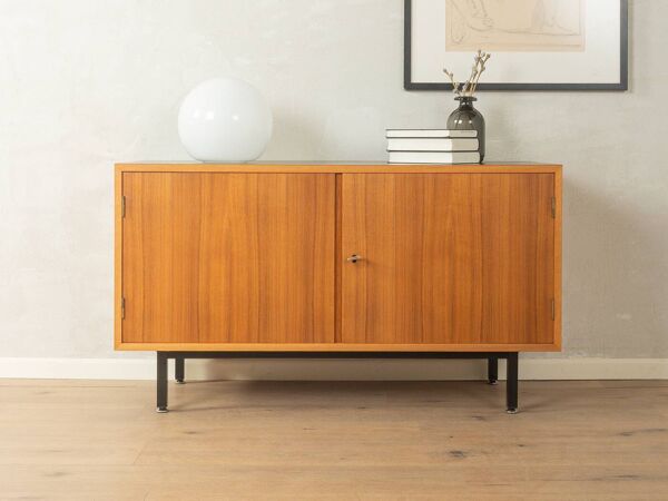 Buffet des années 1960, placage noyer, pieds en acier noir