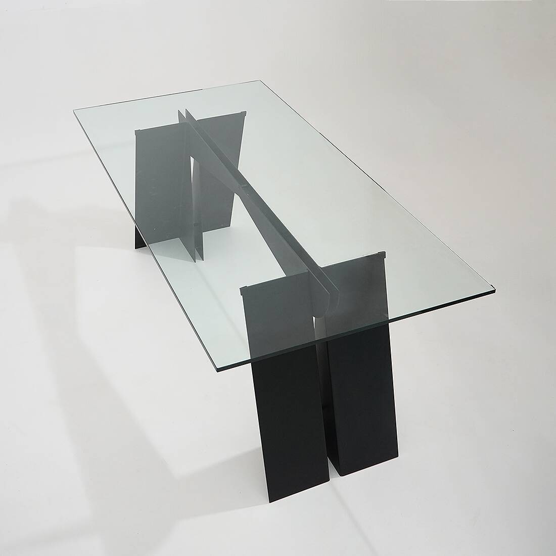 Table en verre et métal noir, années 1970