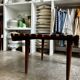 Table basse, banc en bois foncé lamellé