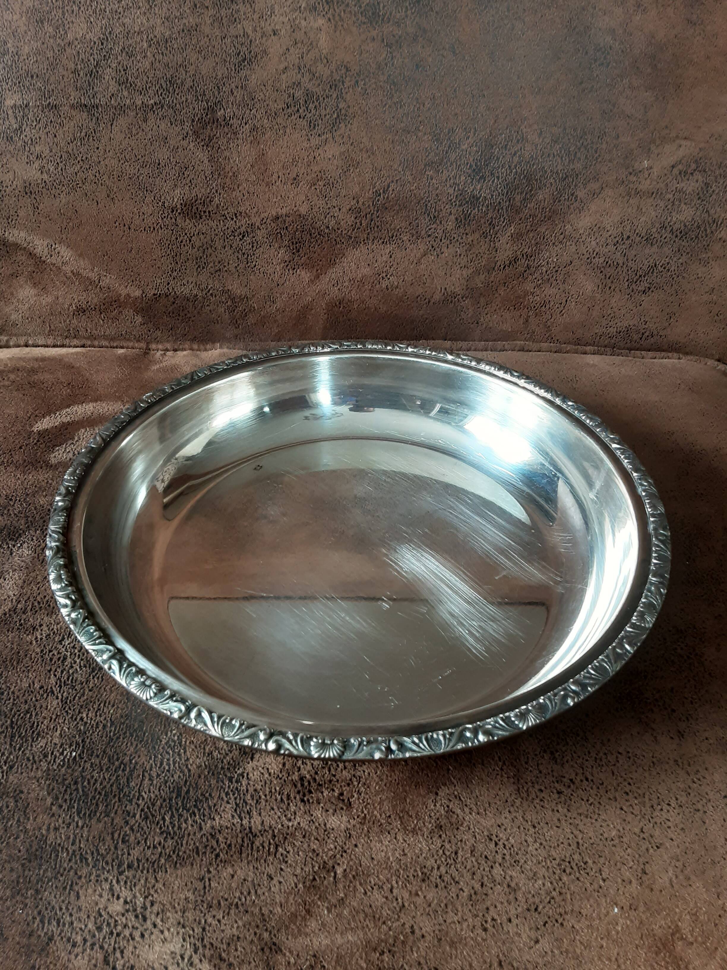 Hollow round silver metal dish